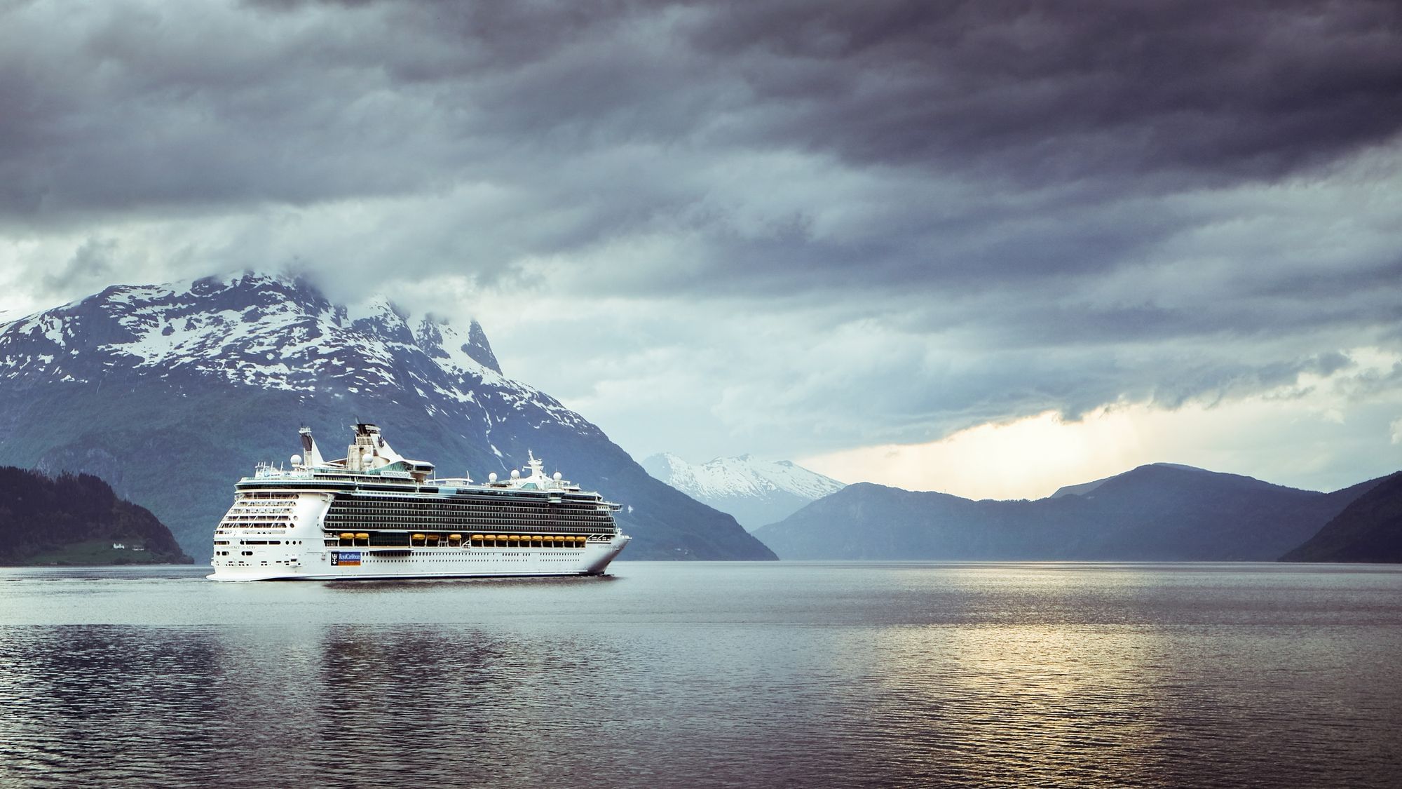 Ein Kreuzfahrtschiff in einem norwegischen Fjord.