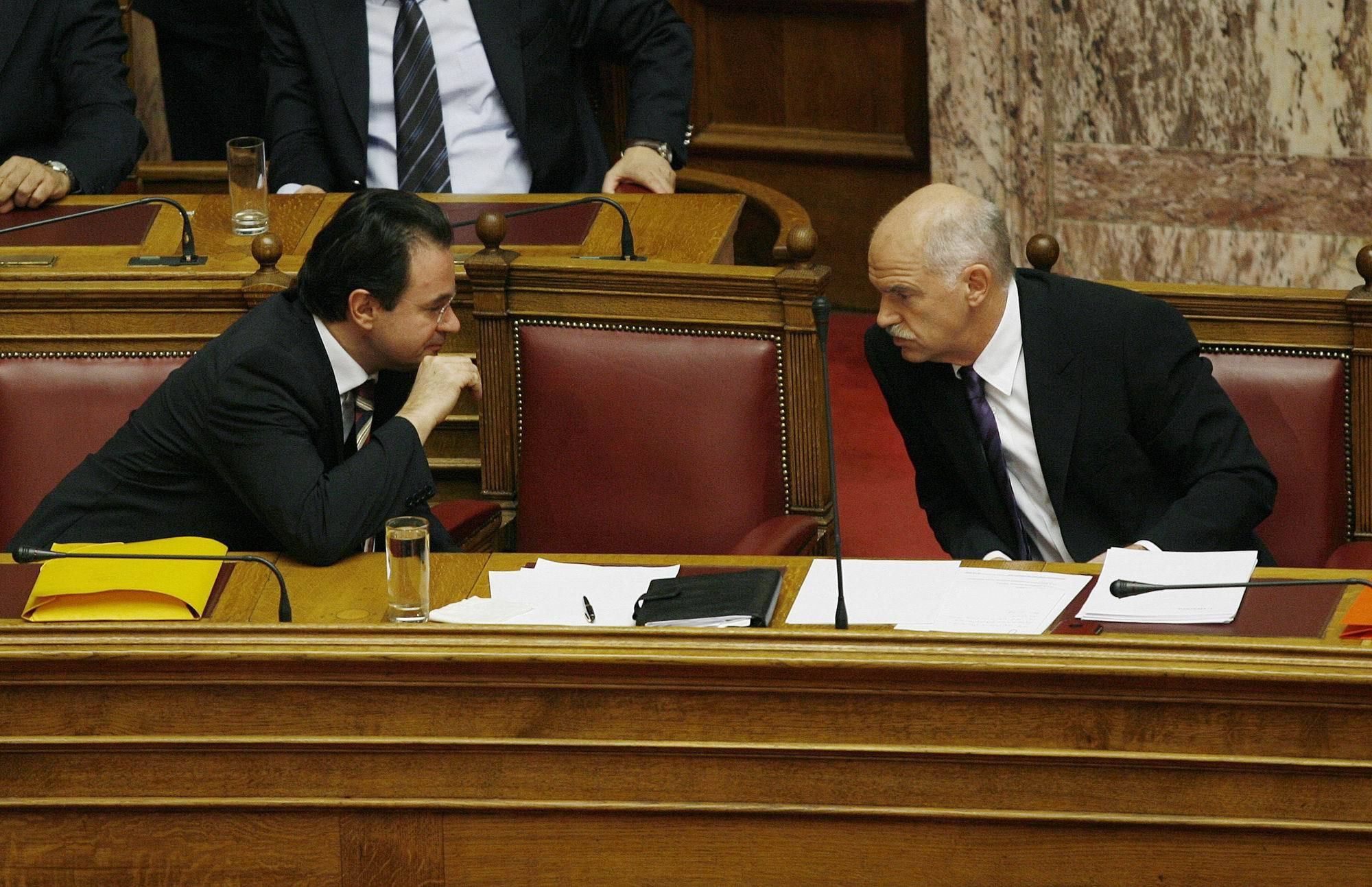 Papakonstantinou (links) und Papandreou beraten sich im Parlament
