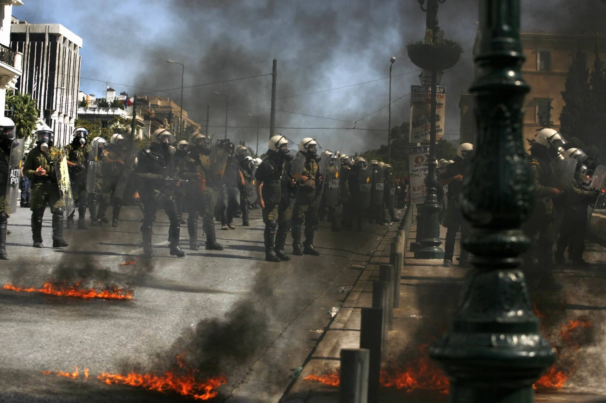 Hundertschaften der griechischen Polizei nach Ausschreitungen auf dem Syntagma-Platz