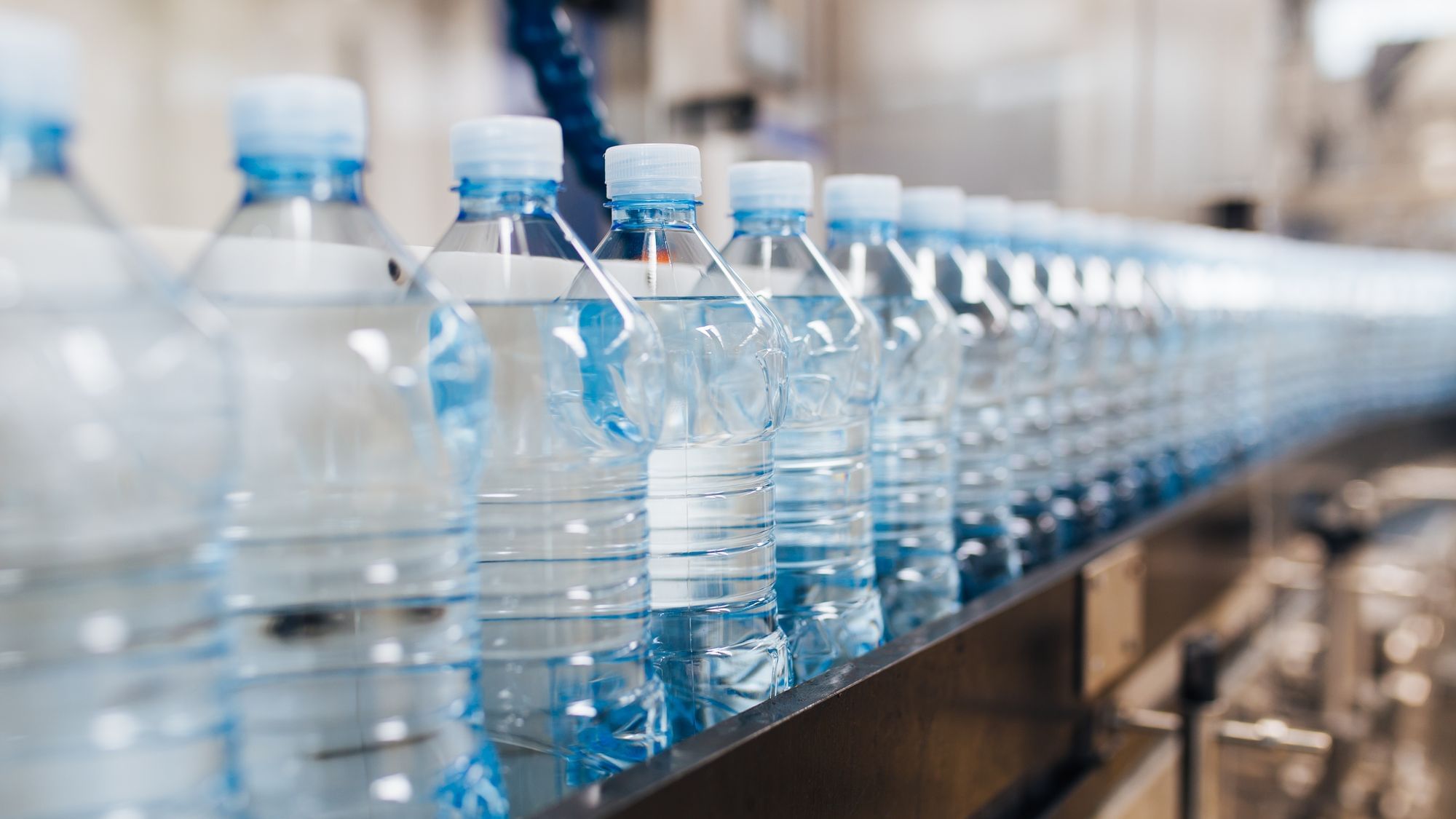 In manchen der handlichen Plastikflaschen ist schlicht – Leitungswasser.