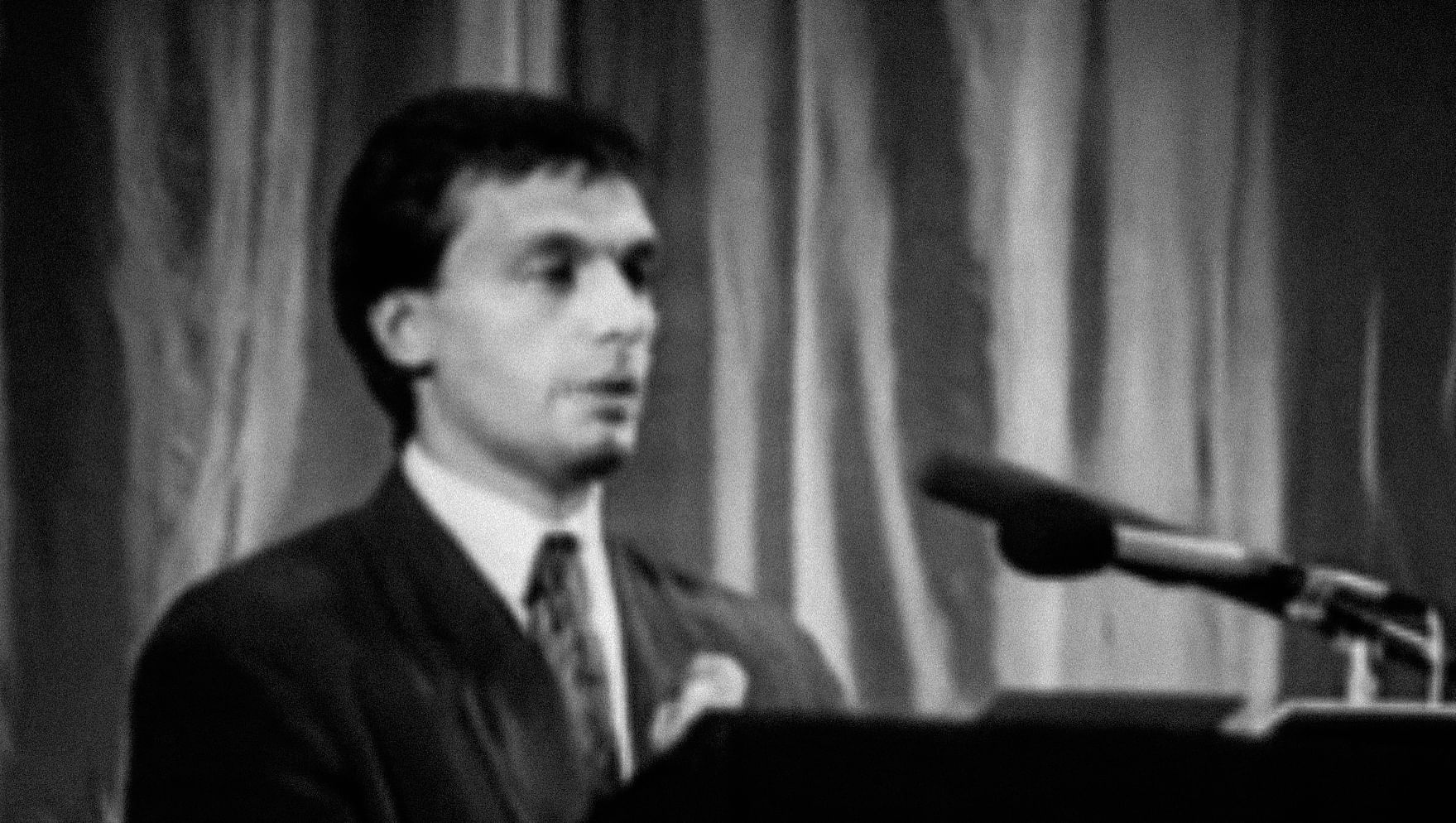 Orbán spricht auf dem Fidesz-Parteitag, 1992.