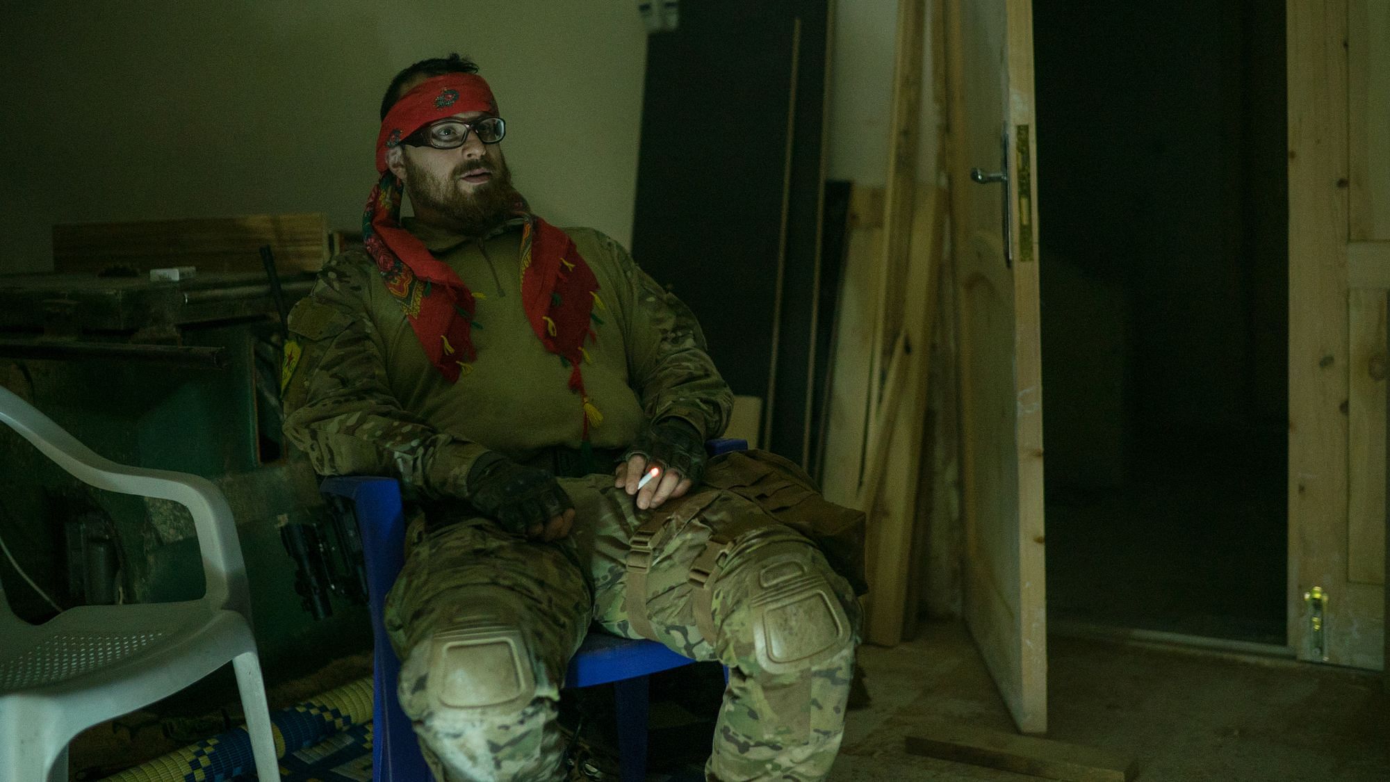 „Zafer“, ein amerikanischer Freiwilliger, der in den Reihen der YPG kämpft, sitzt nach Beschuss im Keller.