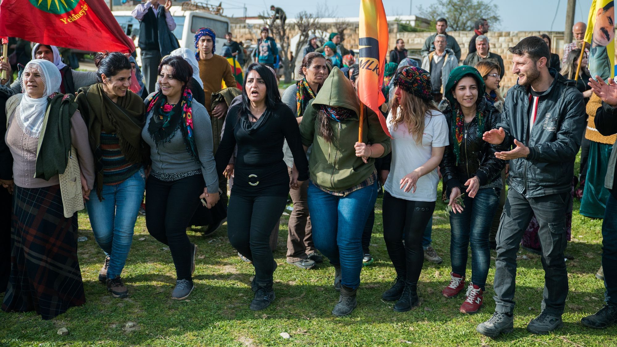 Kurdische Aktivisten tanzen im Dorf an der Front.
