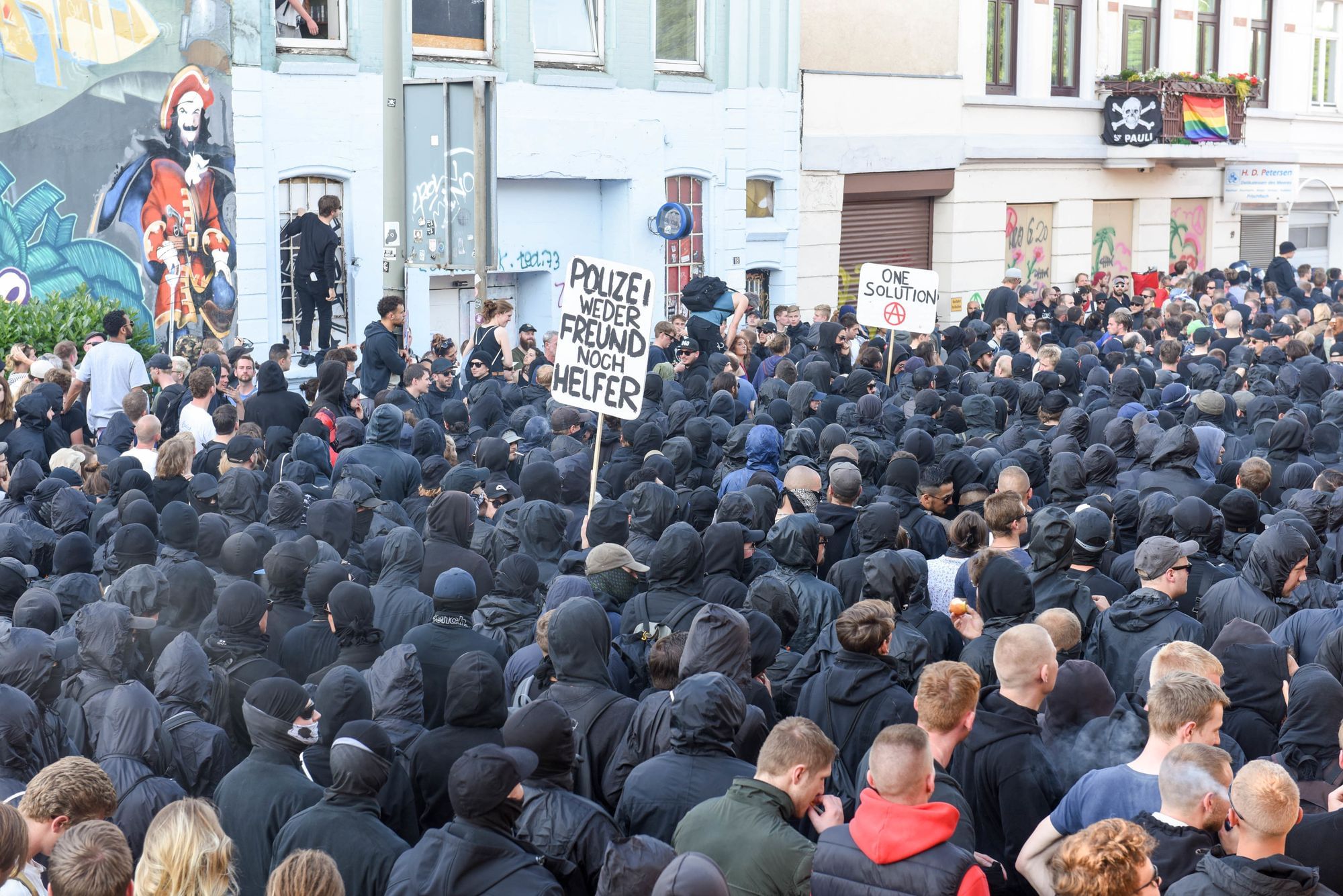 Schwarzer Block bei einer Demonstration während des G20-Gipfels in Hamburg 2017