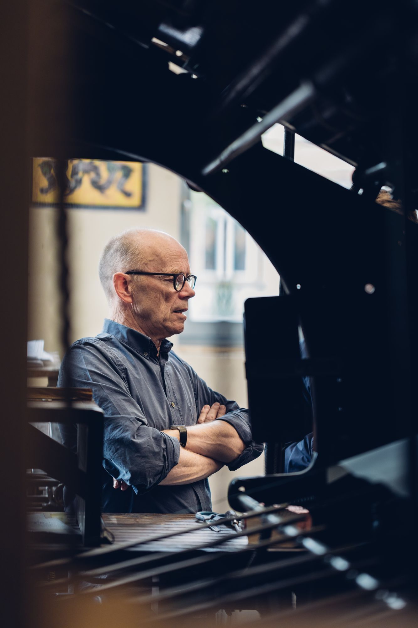 Erik Spiekermann beim Interview neben der Johannisberger Schnellpresse von 1924.