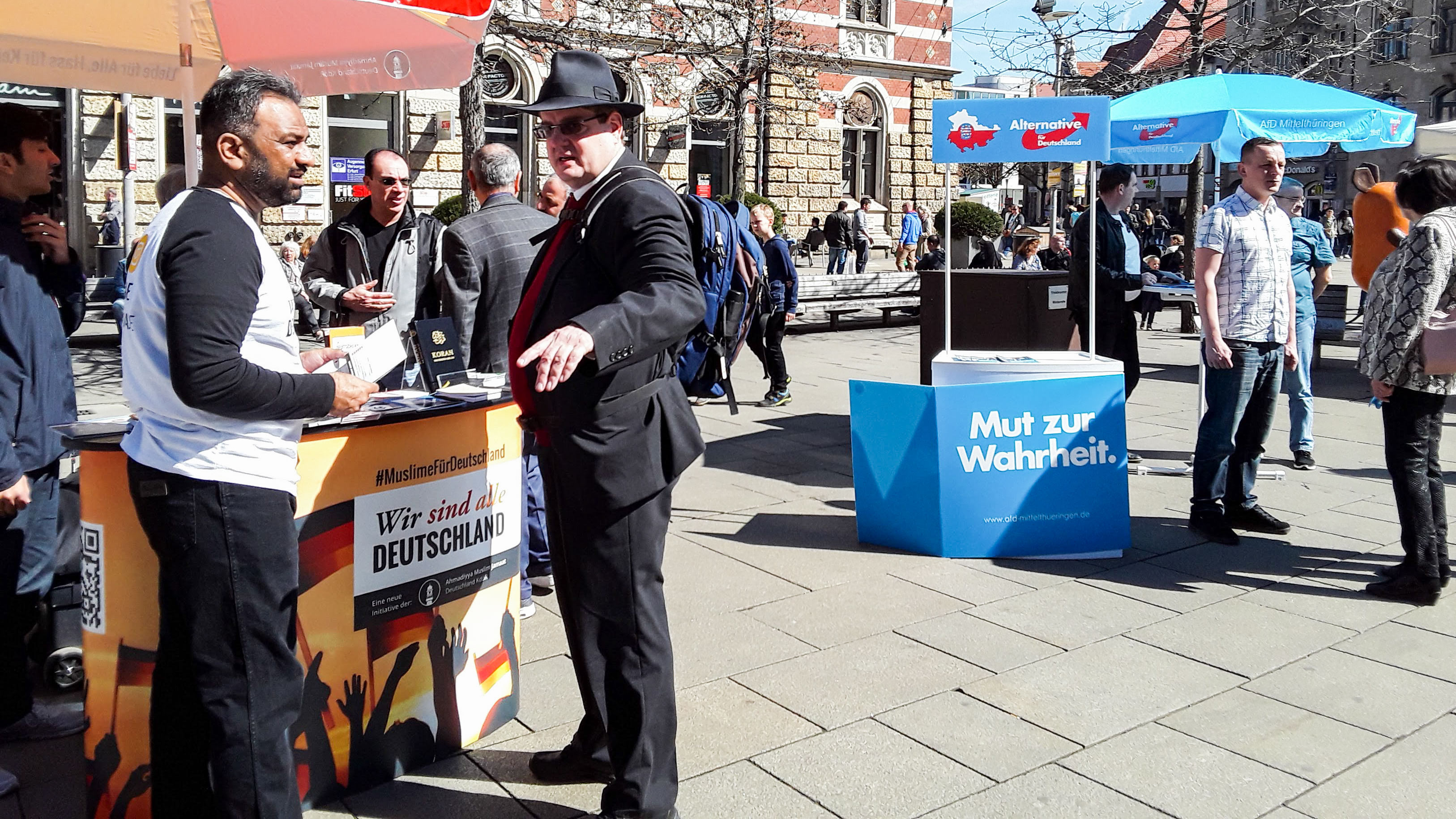 Der Professor ist ein Bekannter Maliks und kommt häufig an seinen Stand, um mit ihm über das Christentum und den Islam zu sprechen.