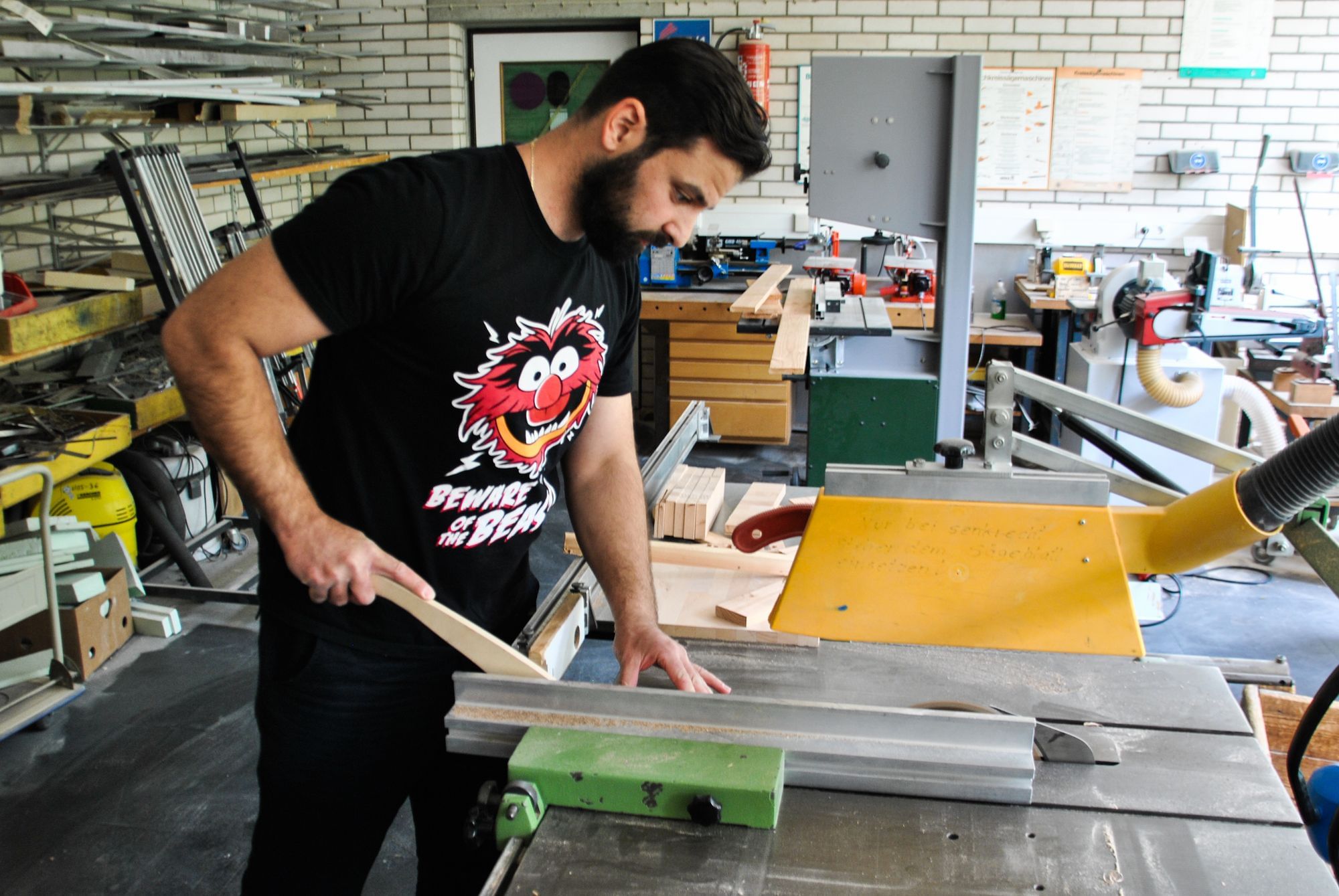 Im Technikraum der Schule sägt Panagiotis Brettchen für die Kreuze zurecht.