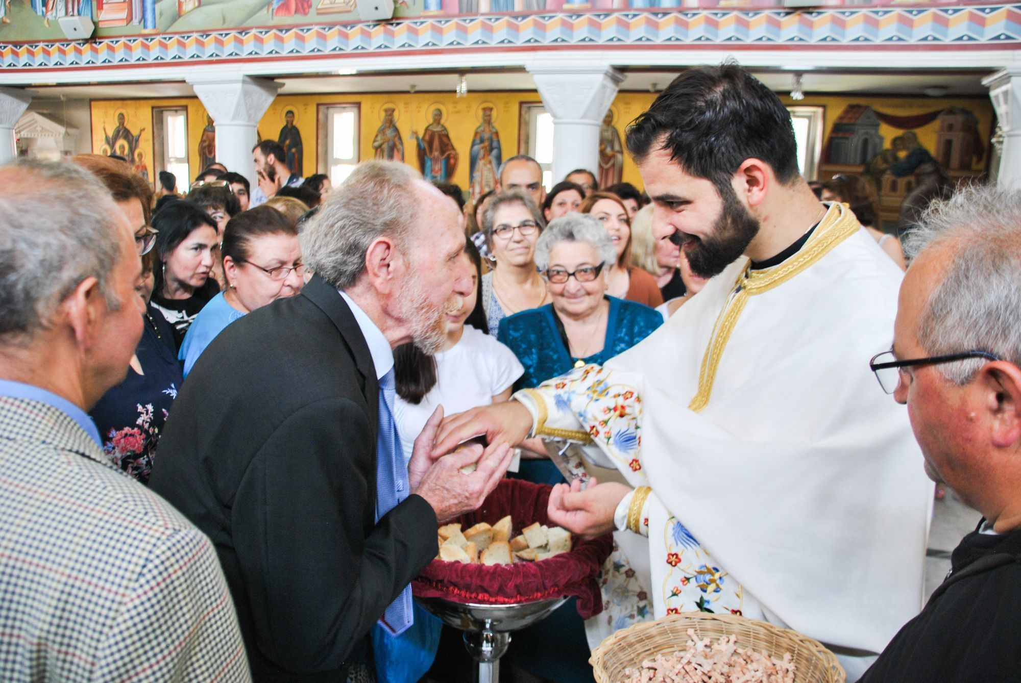 Panagiotis verteilt die Kruzifixe an die Gemeinde