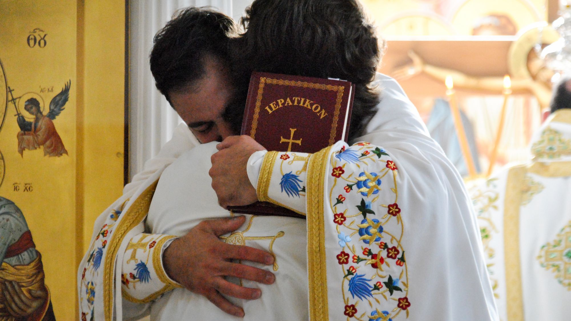 Inbrünstige Umarmung mit Vater Ioannis