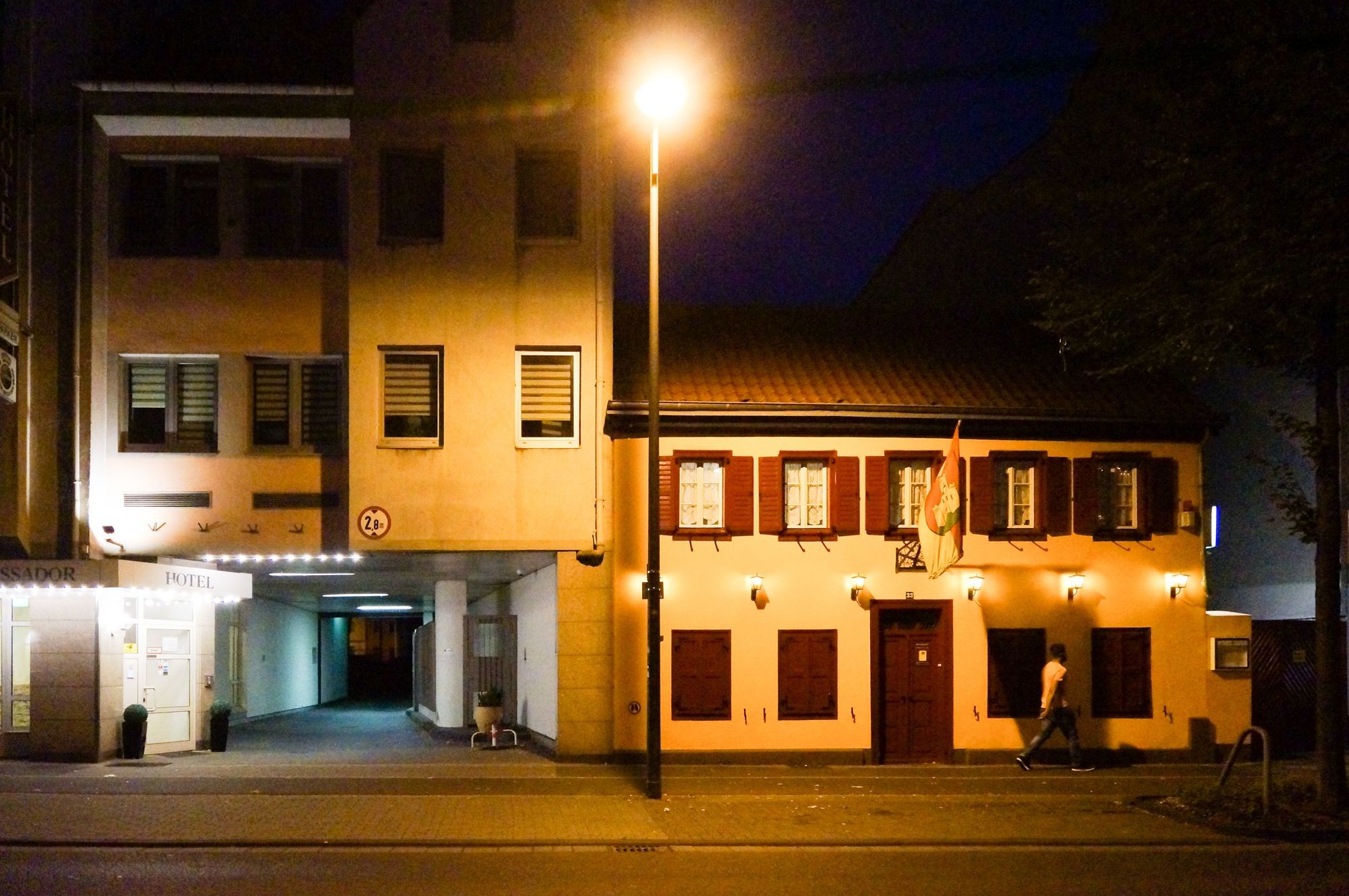 Auf der Bonner Straße prallen das alte und das neue Godesberg aufeinander