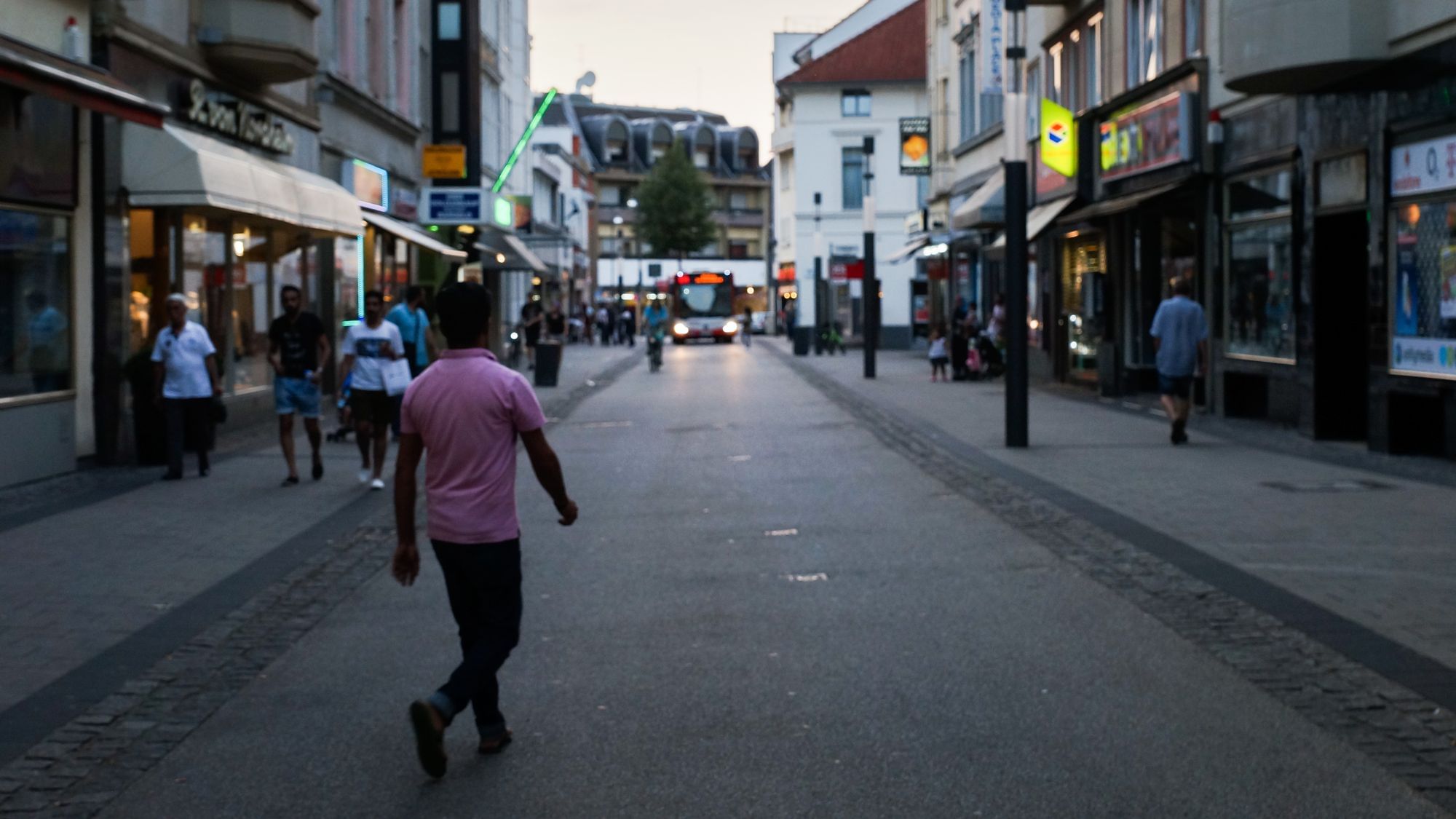 Dönerläden stehen auf der Koblenzer Straße neben Edelboutiqen, die meisten Busse nach Godesberg halten hier - kein Hindernis für die Fußgänger, die ihre eigenen Regeln machen