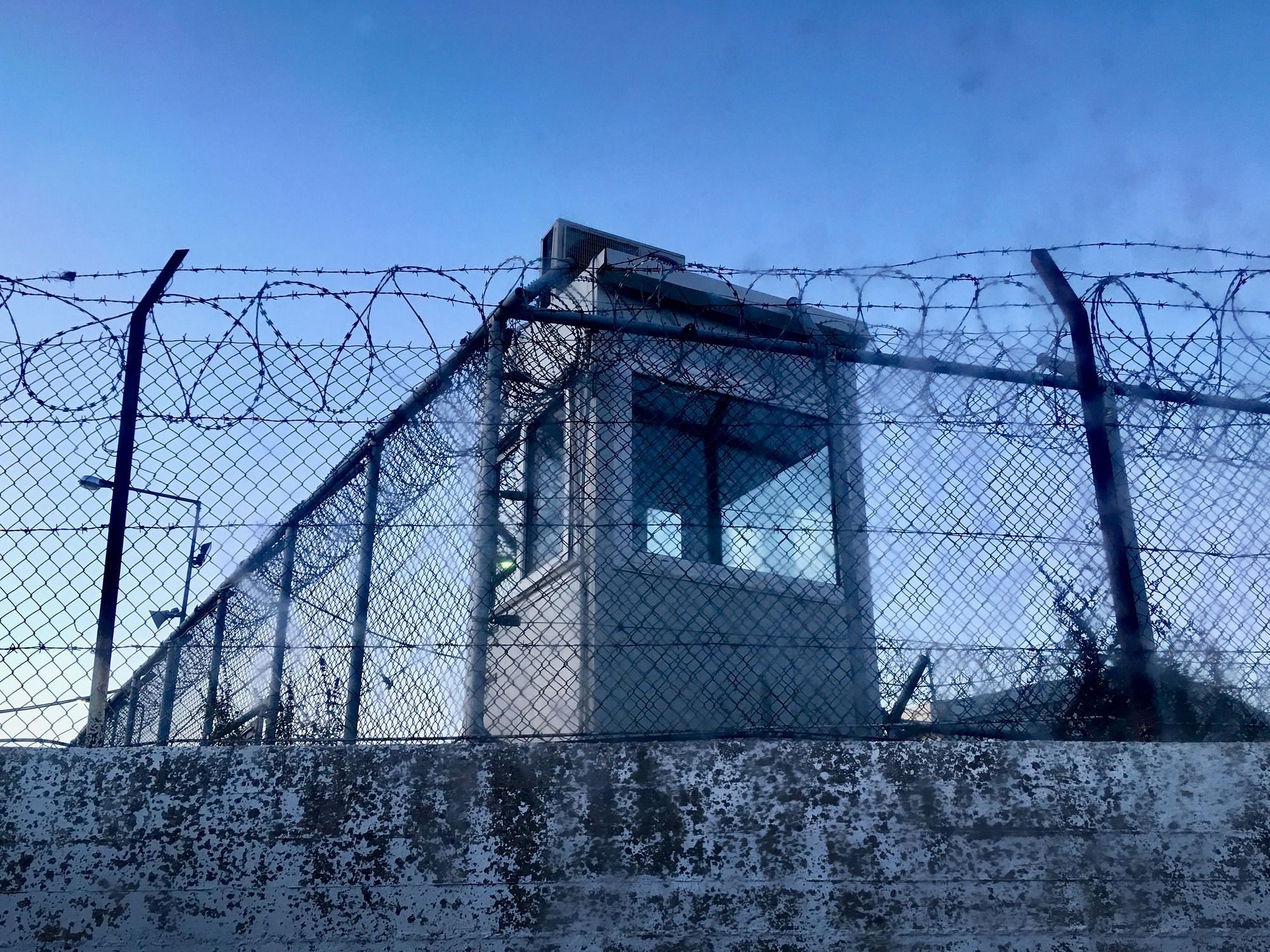 Hohe Mauern und Stacheldraht: Das Flüchtlingscamp Moria auf Lesbos