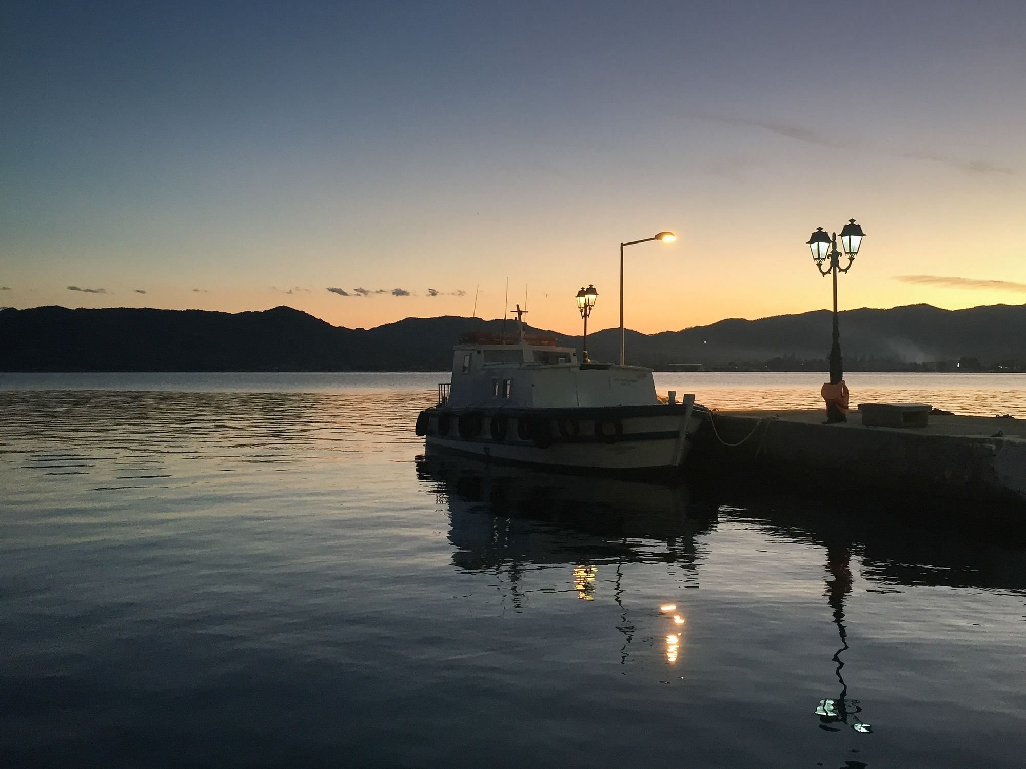 Die Flüchtlingshelfer sind auch nachts unterwegs, wenn neue Schlauchboote ankommen.
