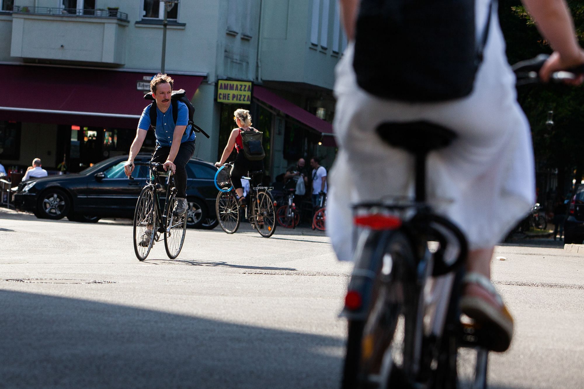 Ich kämpfe mit anderen Radfahrern und Autofahrern um den begrenzten Raum, den uns die Stadt lässt.