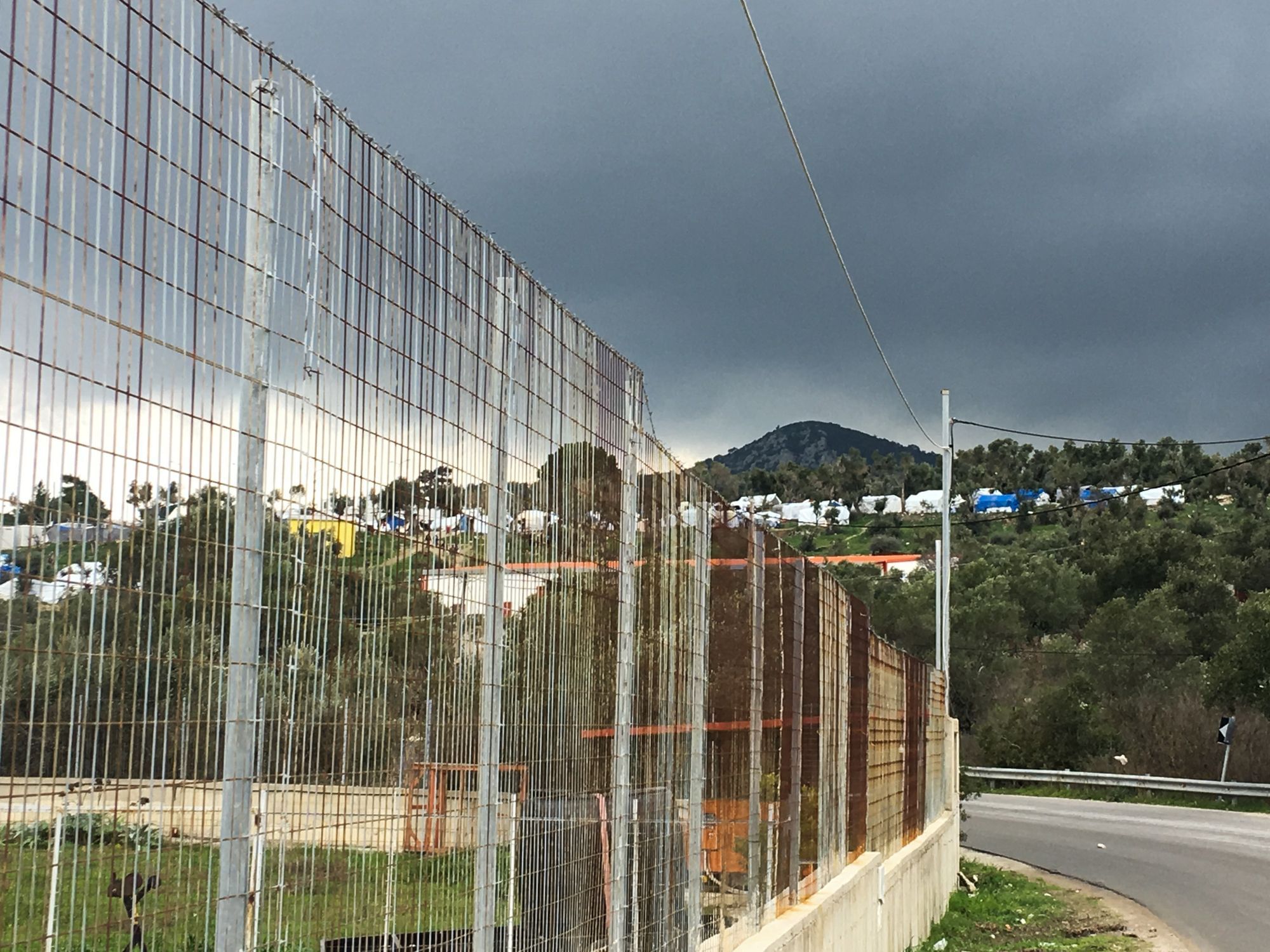 Schon von Weitem sehen wir die weißen Zelte vom Flüchtlingscamp Moria.