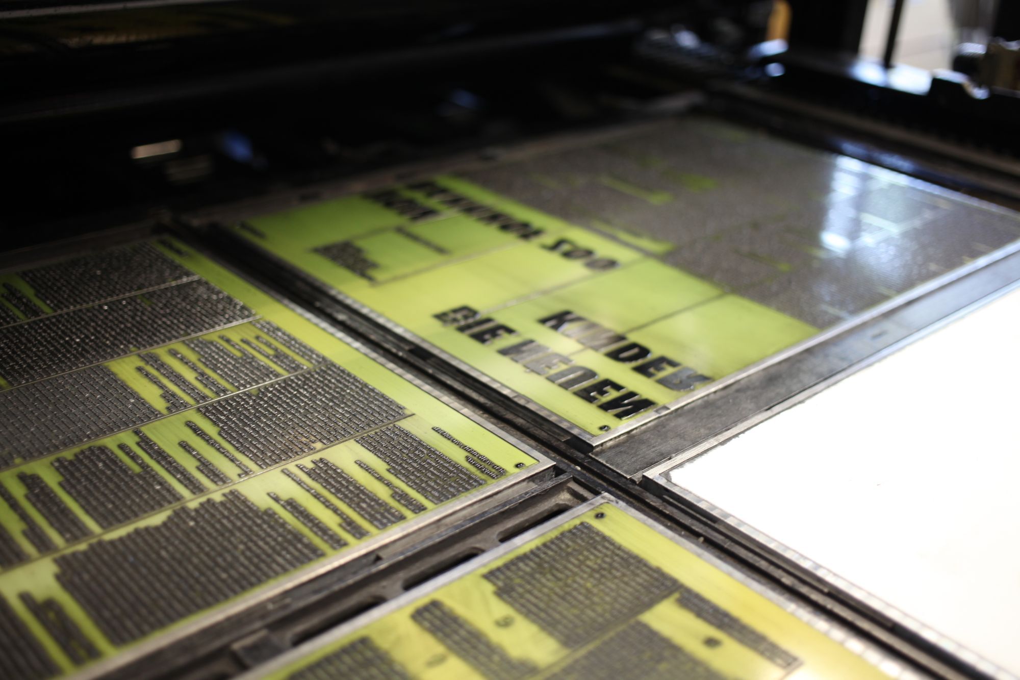 Die digital gedruckten Nyloprint-Druckplatten sind durch Gecko-Folie auf vier Aluminium-Fundamenten fixiert. Der Metall-Rahmen außen herum soll dafür sorgen, dass alles plan ist, wenn die Rolle mit der Druckfarbe darüber gleitet.