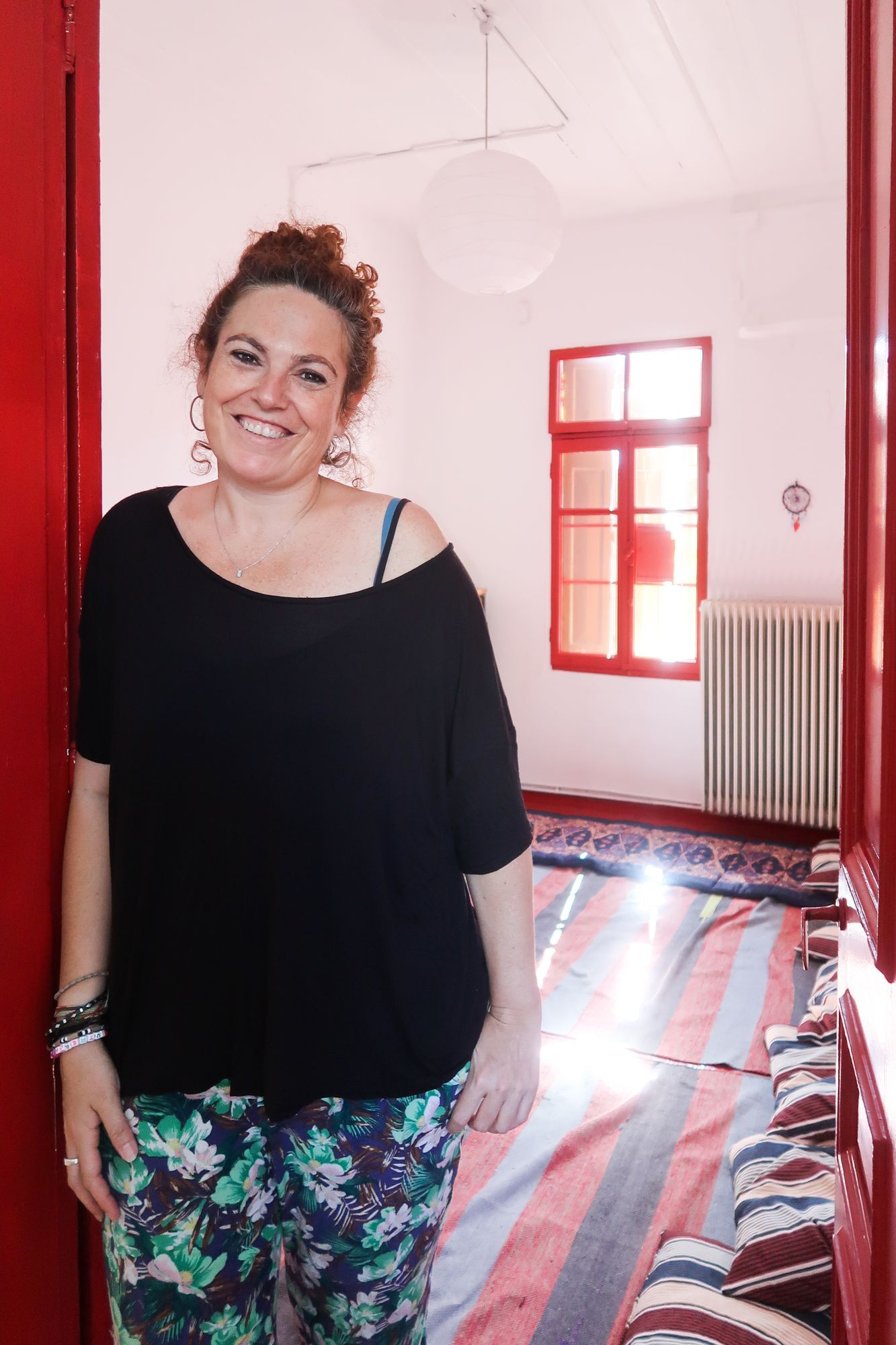 Spanierin Sonia leitet die Organisation Bashira, die Frauen aus Moria eine Dusche zur Verfügung stellt.