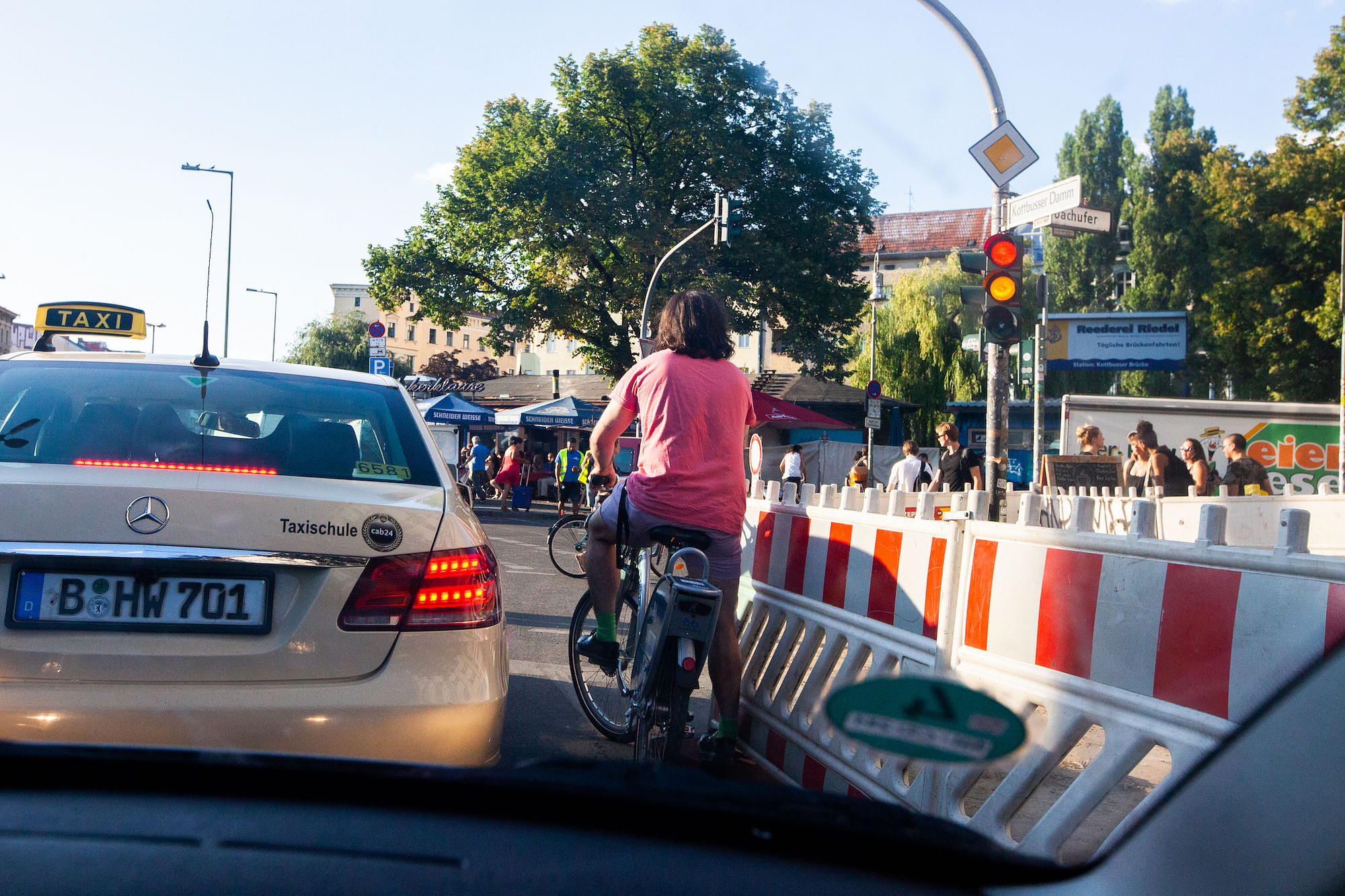 Grün heißt: Taxi und Radfahrer fahren zeitgleich los.