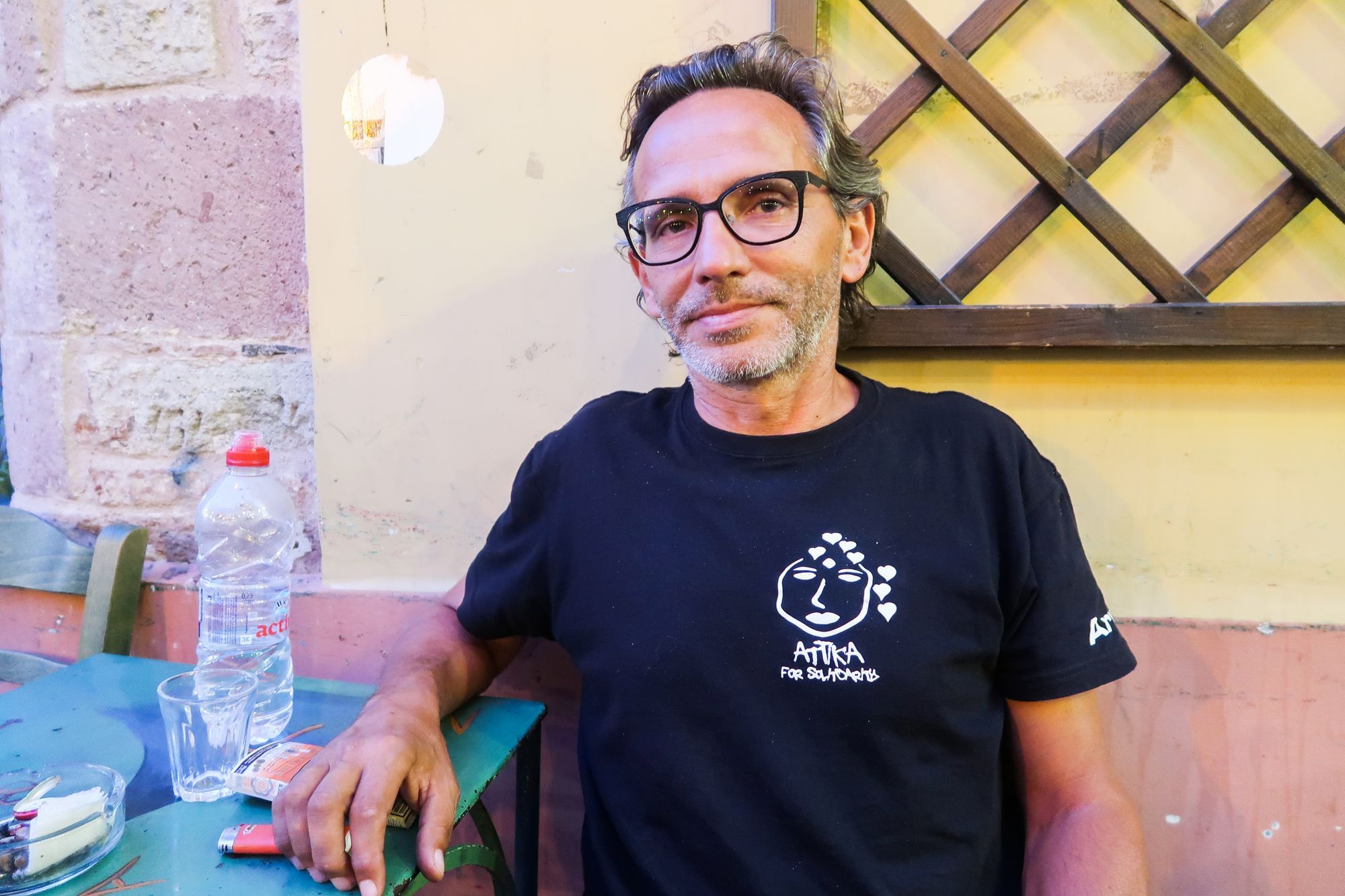 Flüchtlingshelfer Aris treffen wir nun zum dritten Mal. Er wirkt müde.