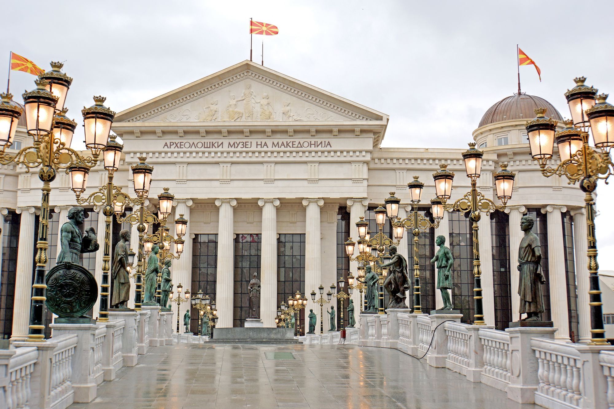 Die Augenbrücke mit 28 Statuen vor dem Archäologischen Museum von Mazedonien in Skopje.