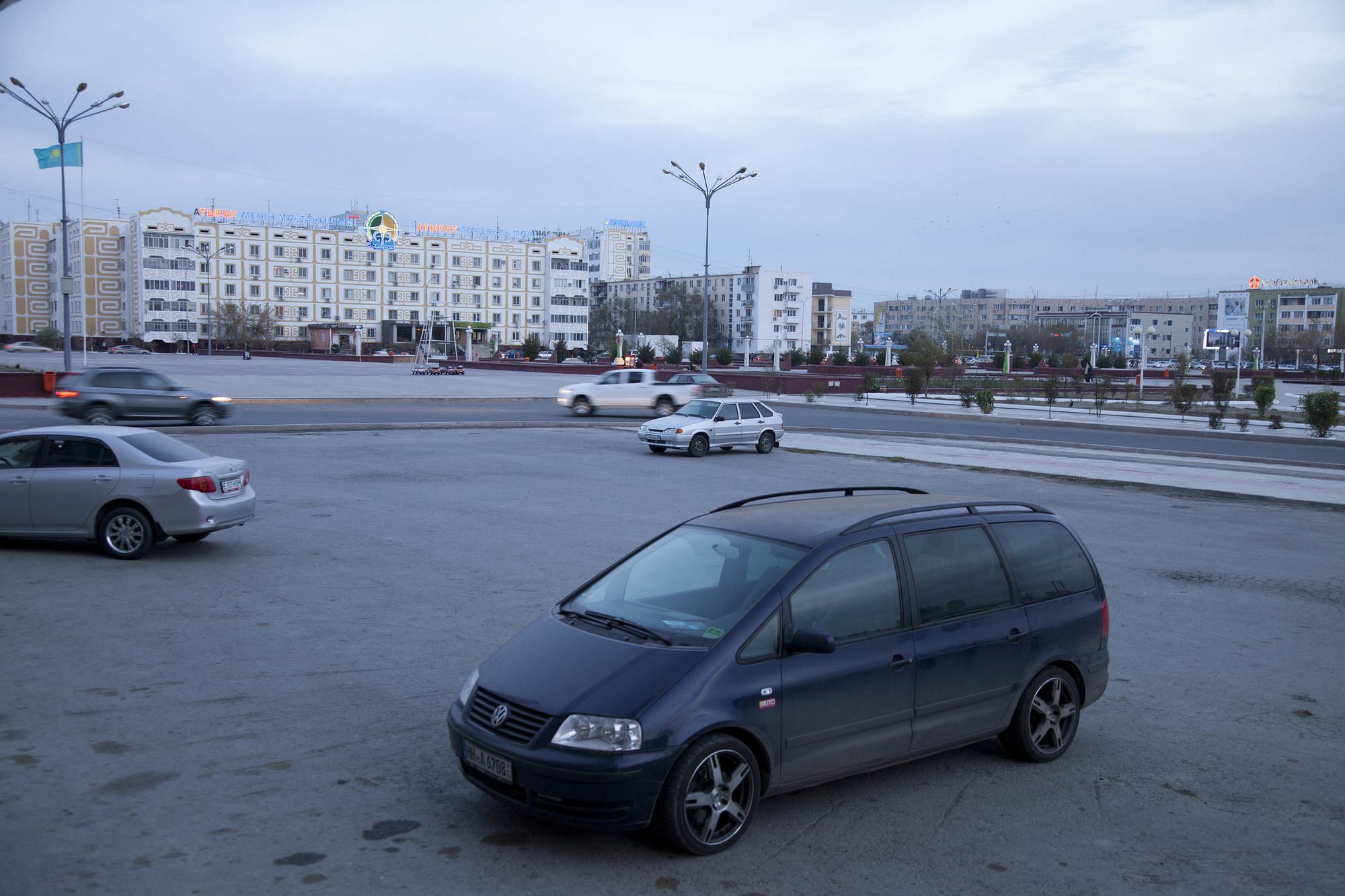 Atyrau-Zentrum, mit dem Auto, das verkauft werden soll... muss... wird...