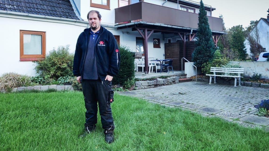 Kevin vor seinem Haus.