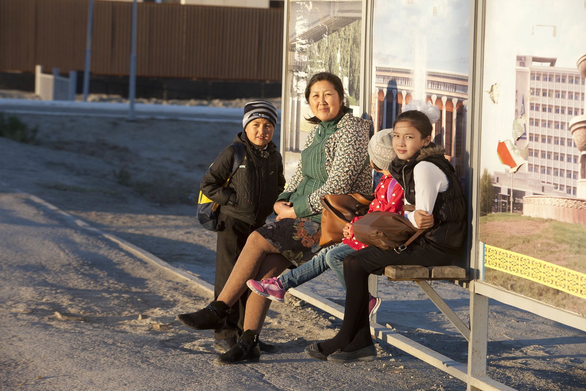 An einer Bushaltestelle in Atyrau
