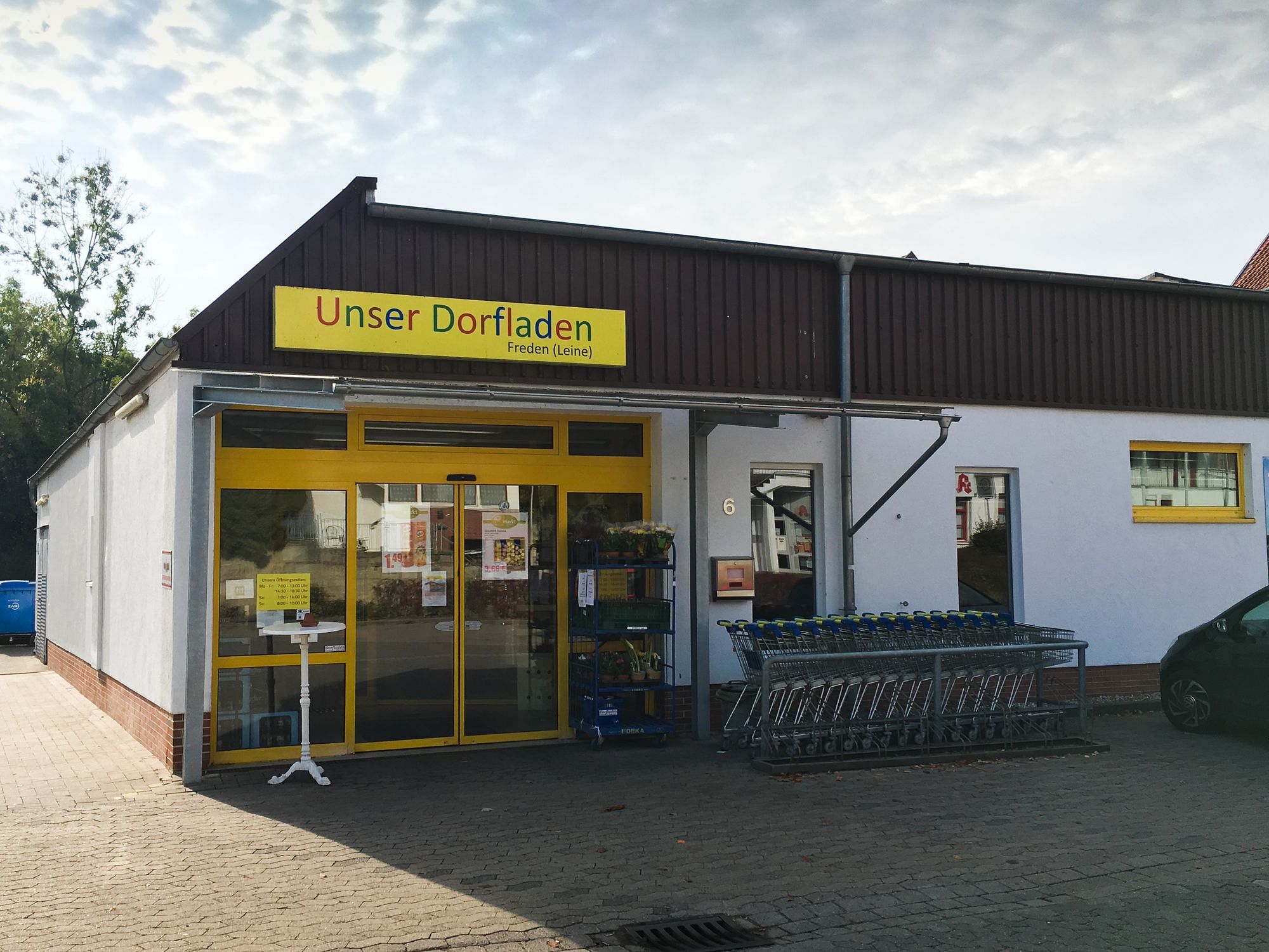 Blick auf den Dorfladen in den Morgenstunden.