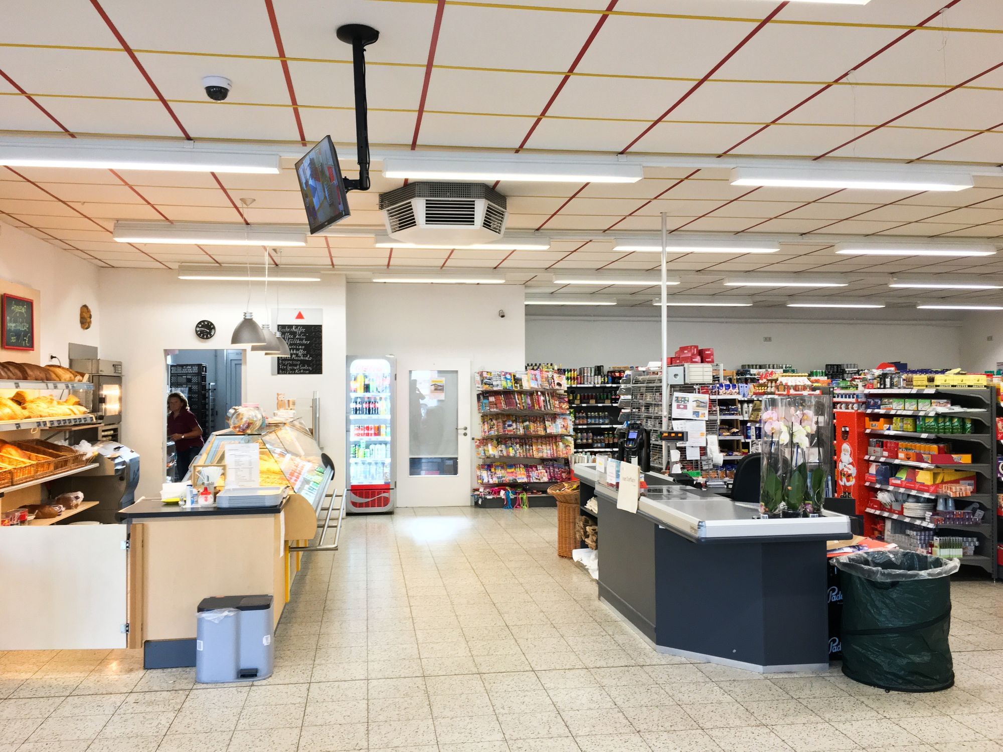 Der kleine Dorfladen braucht nur eine einzige Kasse.