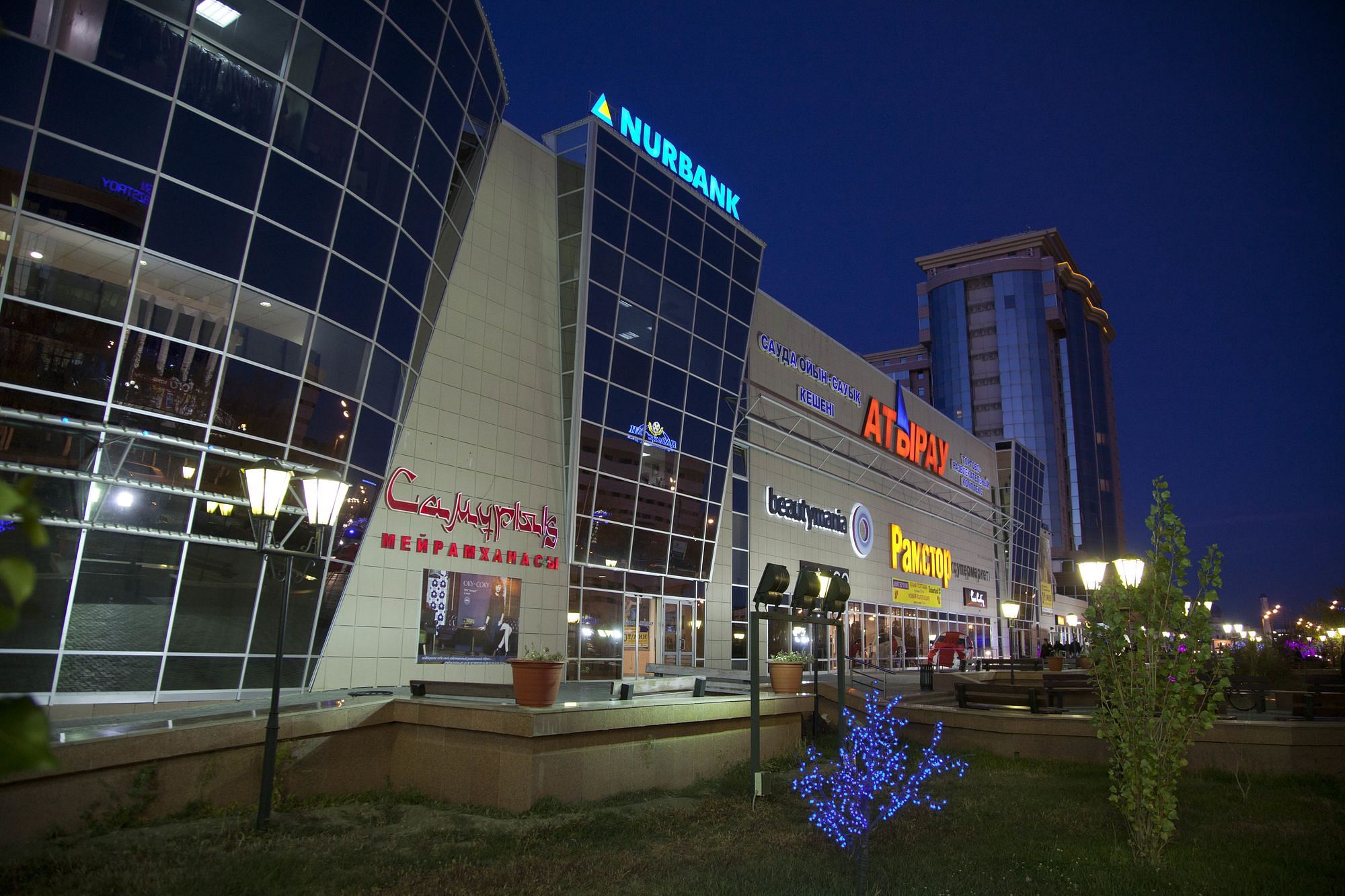 Man kann auch abends einkaufen in Atyraus Shopping Malls