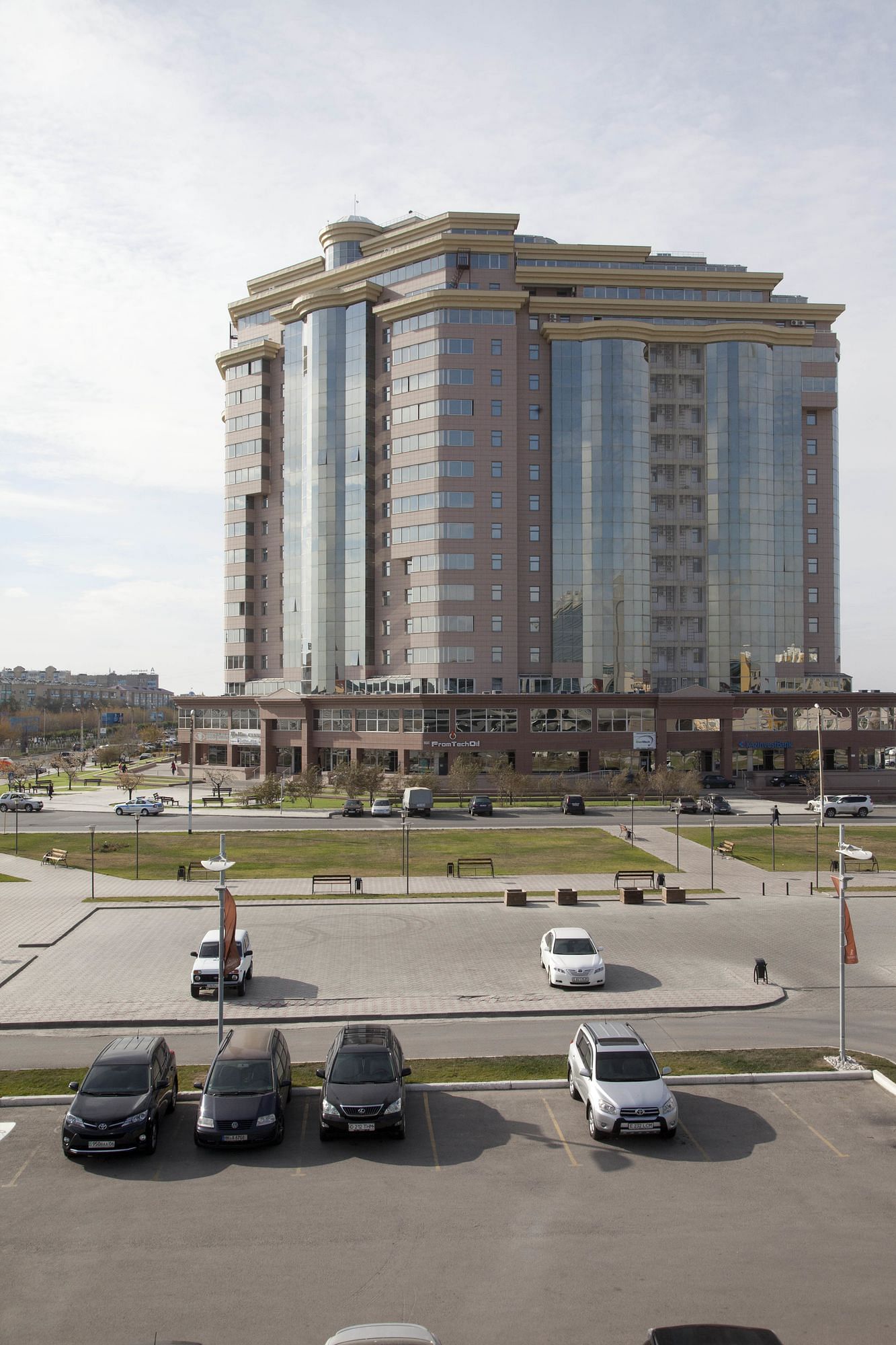 Blick vom Renaissance Hotel in Atyrau auf Bürogebäude