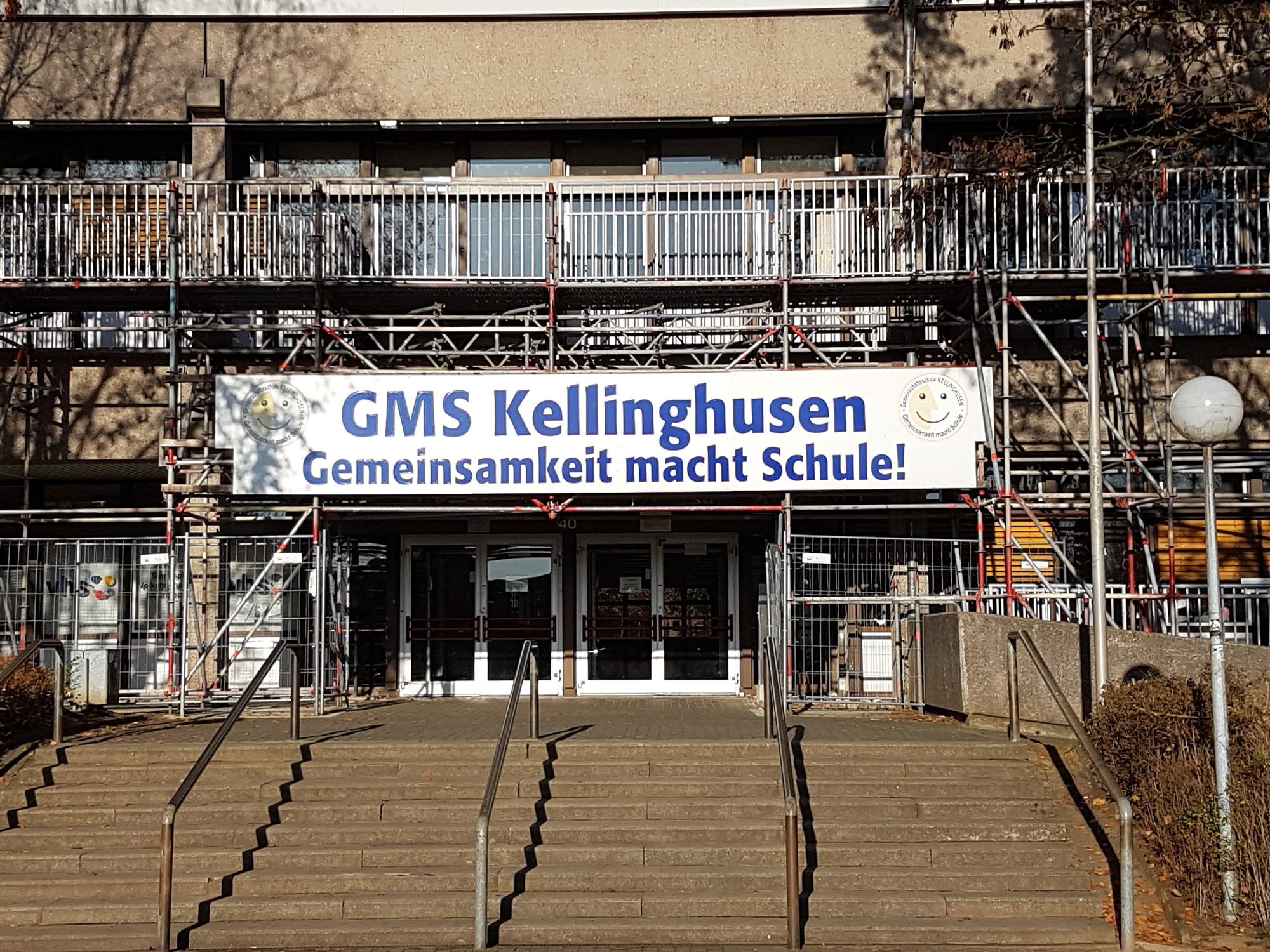 Ein Baugerüst ziert zur Zeit die Fassade der Schule in Kellinghusen.