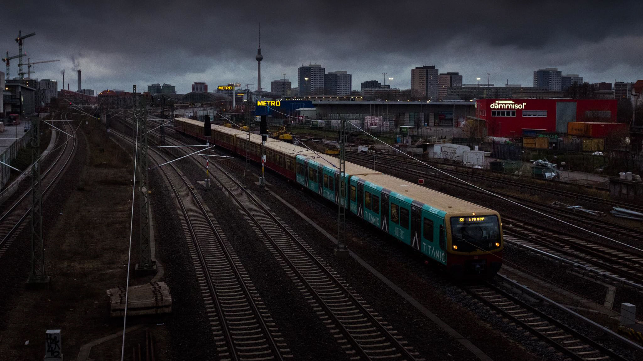 Blick auf Gleise an einem düsteren Tag in Berlin