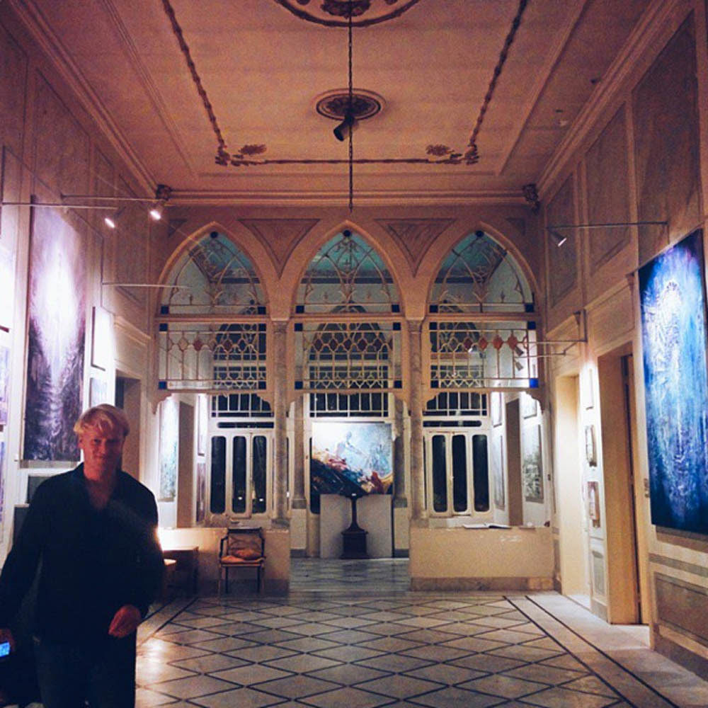 Tom Young am Vorabend der ersten Ausstellung im Rosenhaus