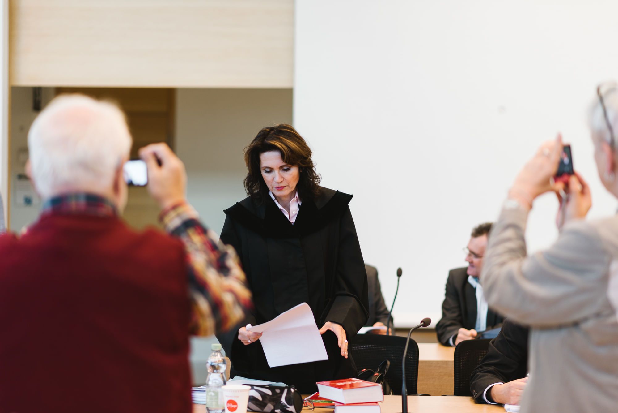 Im Gerichtssaal steht Astrid Wagner im Mittelpunkt.