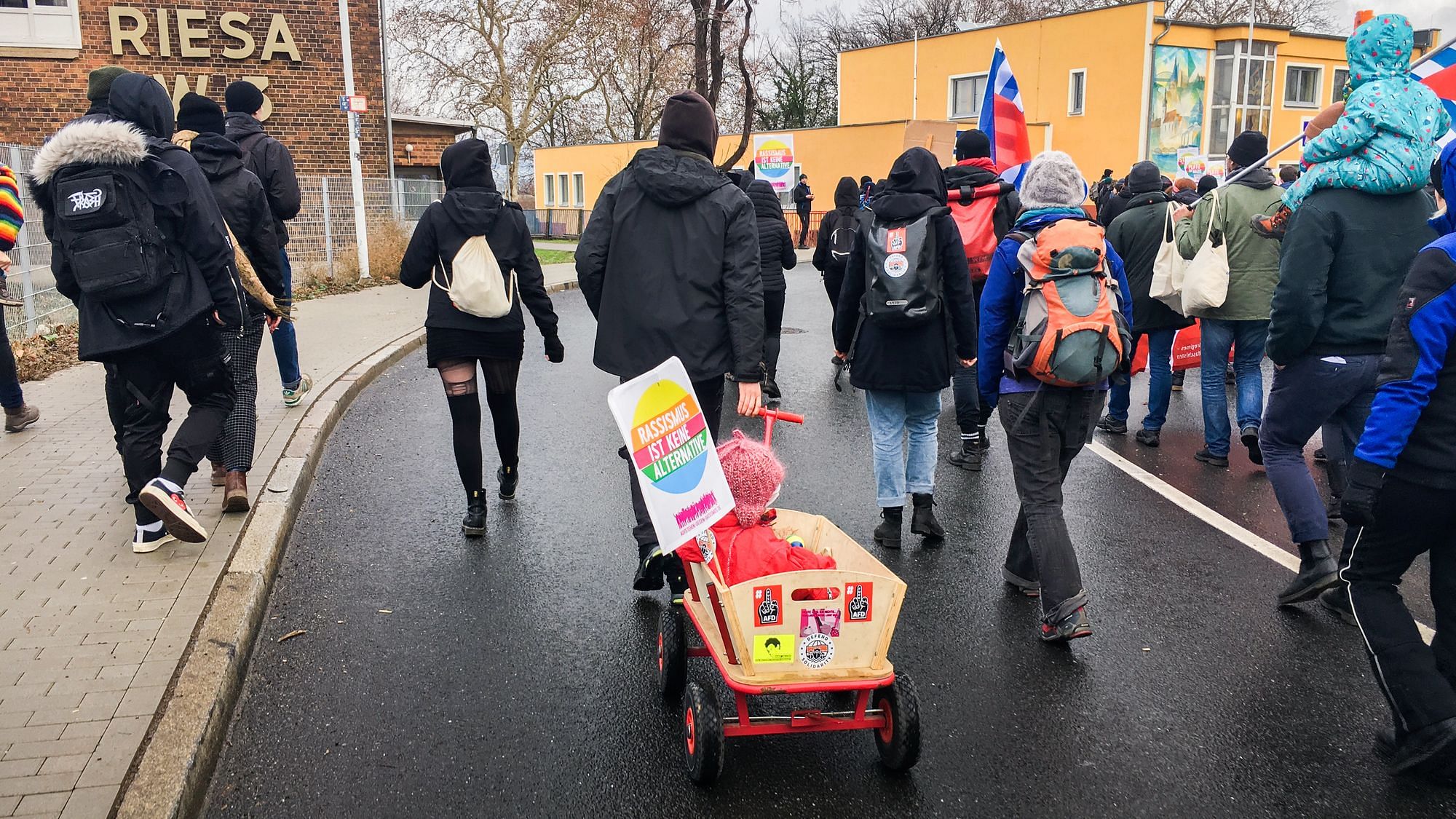 Anti-AfD-Demonstranten in Riesa mit Bollerwagen