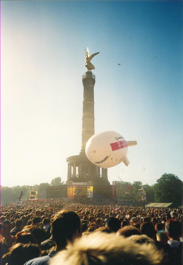 Die Siegessäule während der Loveparade 1999 in Berlin