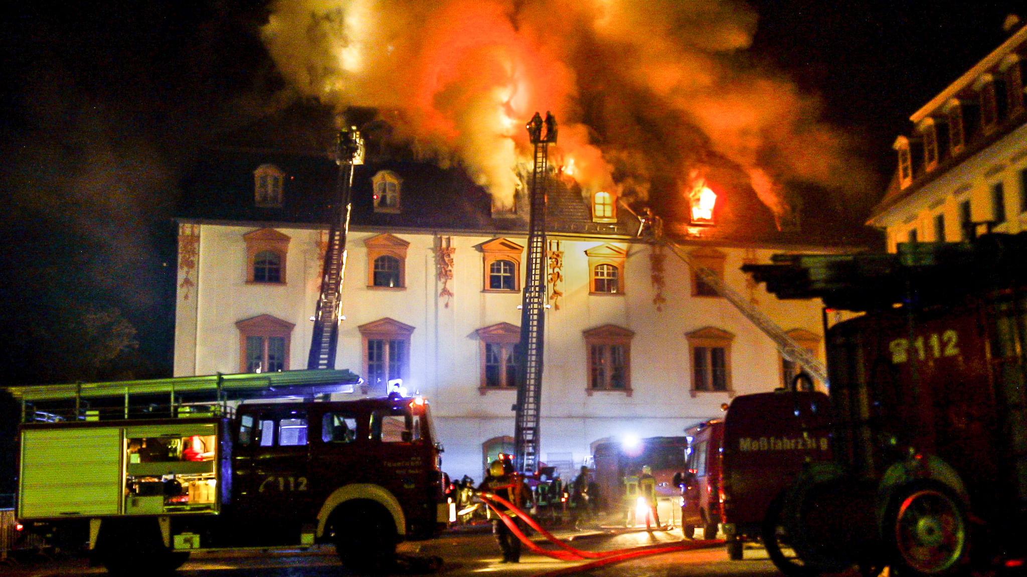 Die Anna-Amalia-Bibliothek, das Herz der Weimarer Klassik, steht 2004 in Flammen.