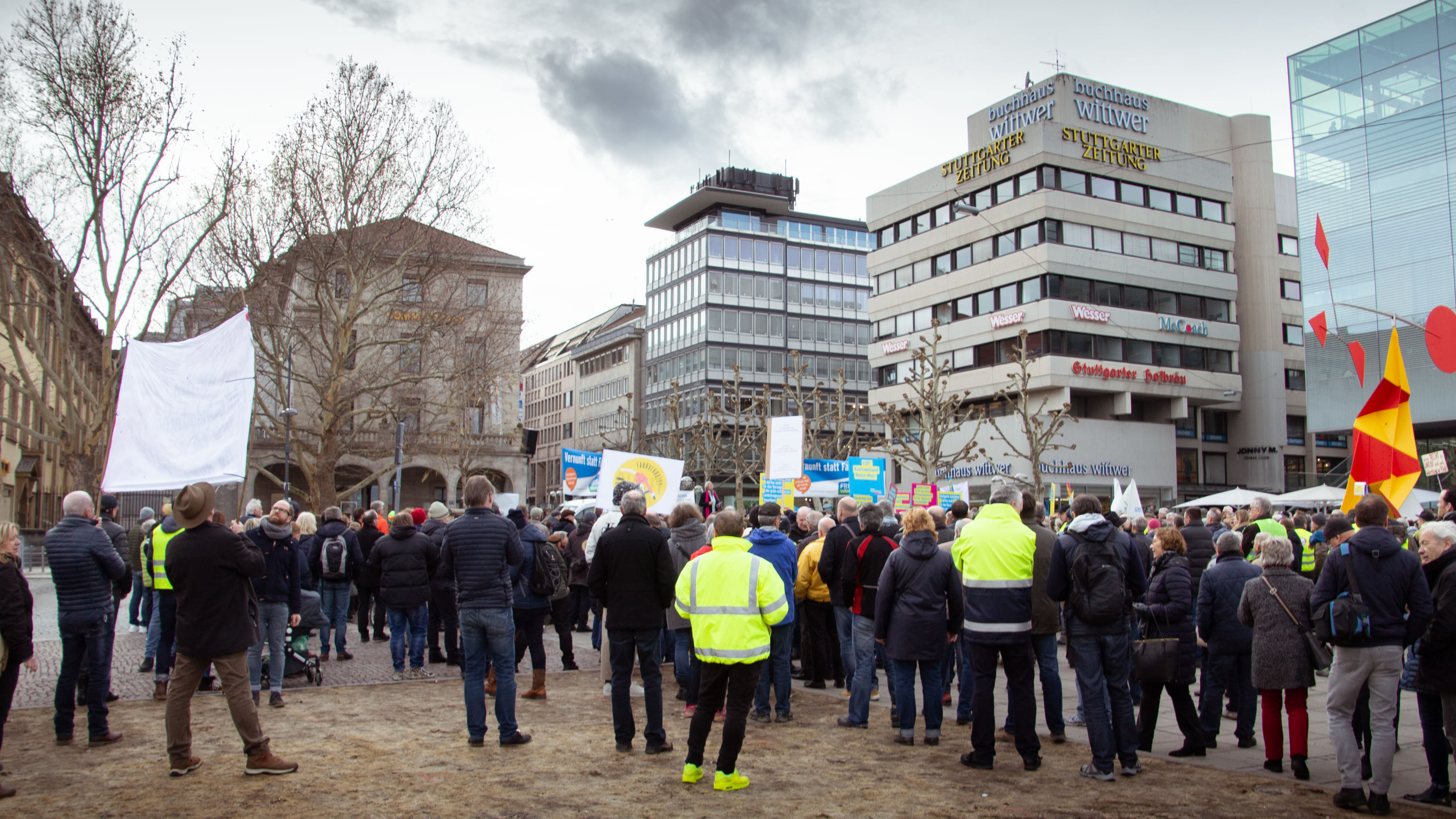 Ein paar Hundert folgen dem Aufruf von CDU, FDP und Freien Wählern – wenn man die Spaziergänger mitzählt.