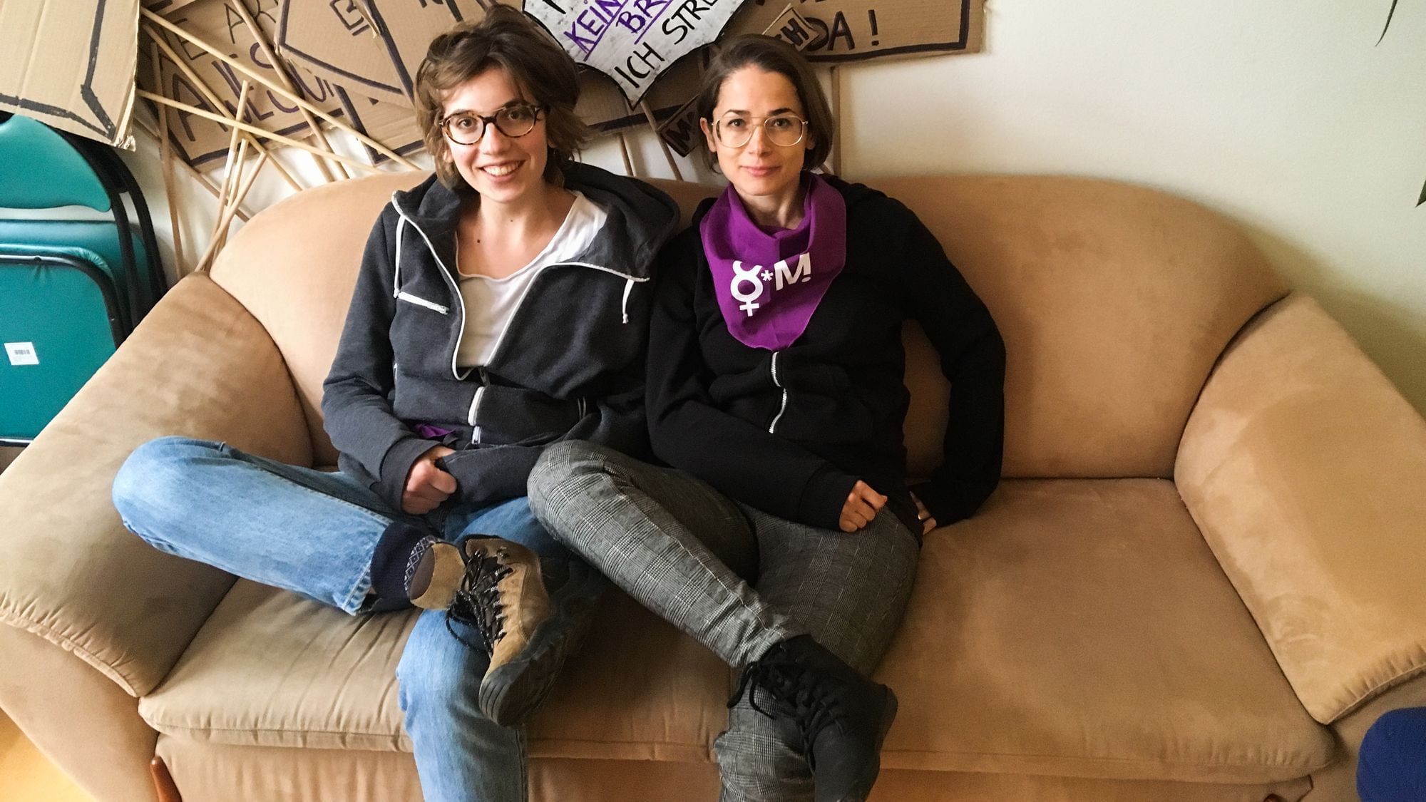 Sieht nicht so aus, als bräuchten sie Hilfe von Männern: Jenaer Aktivistinnen Henrike und Kristina.