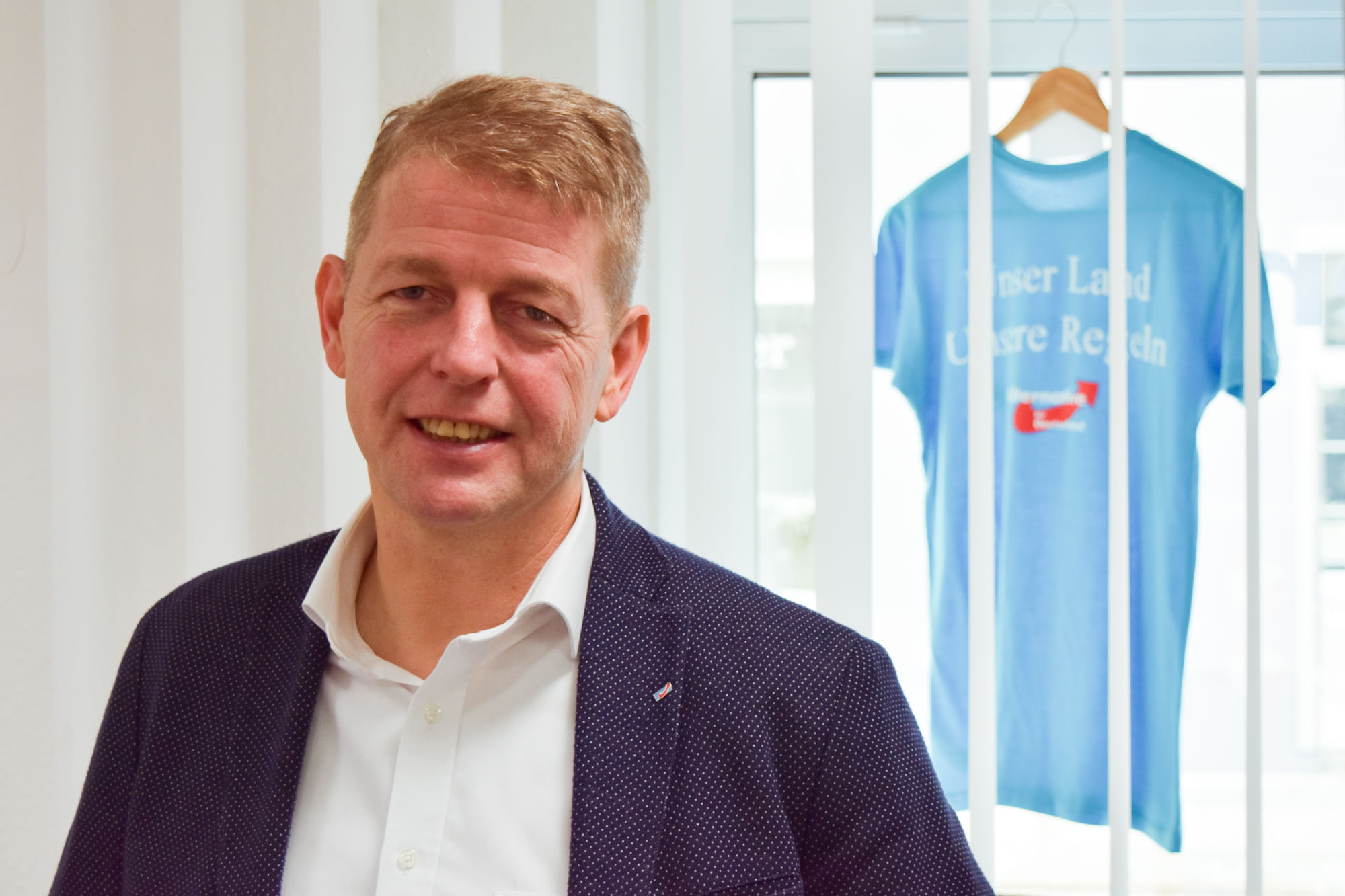 Karsten Hilse machte als junger Mann Öko-Aktivismus und hatte es als Polizist mit Neonazis zu tun. Heute setzt er sich als AfD-Abgeordneter gegen die Energiewende ein.