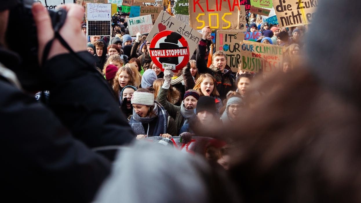 Mal schreien die Schüler auf, mal lächeln sie: Das Gespräch mit Altmaier war enttäuschend? - „Buuuuh!“ Kohleausstieg jetzt sofort? - „Jaaaa!“