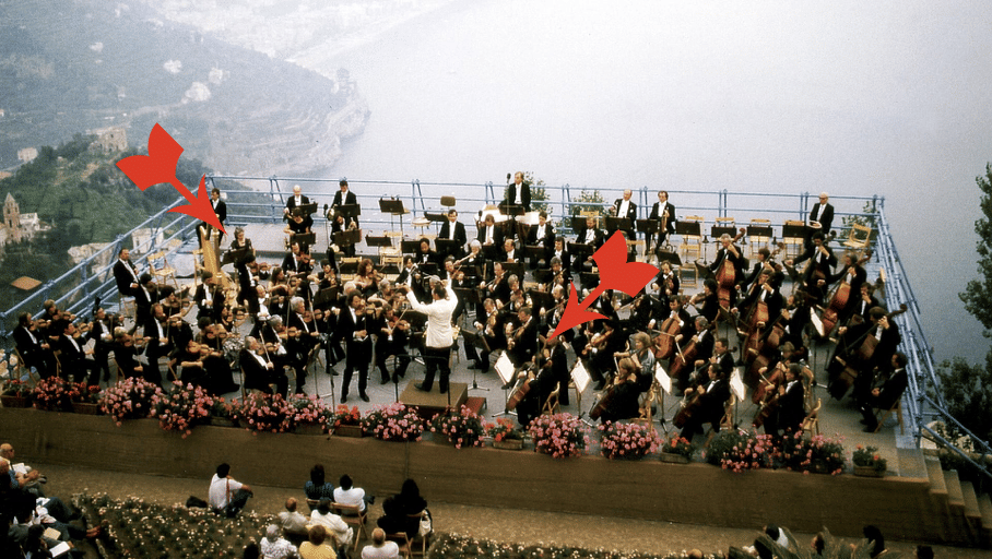 Das Radio-Sinfonie-Orchester Frankfurt bei einem Gastspiel im italienischen Ravello (linker Pfeil: meine Mutter an der Harfe, rechter Pfeil: mein Vater am Cello)