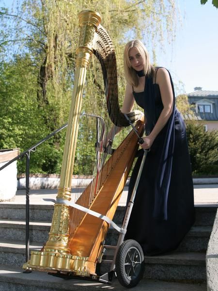 Harfenistin mit Harfenwagen „Harpo“