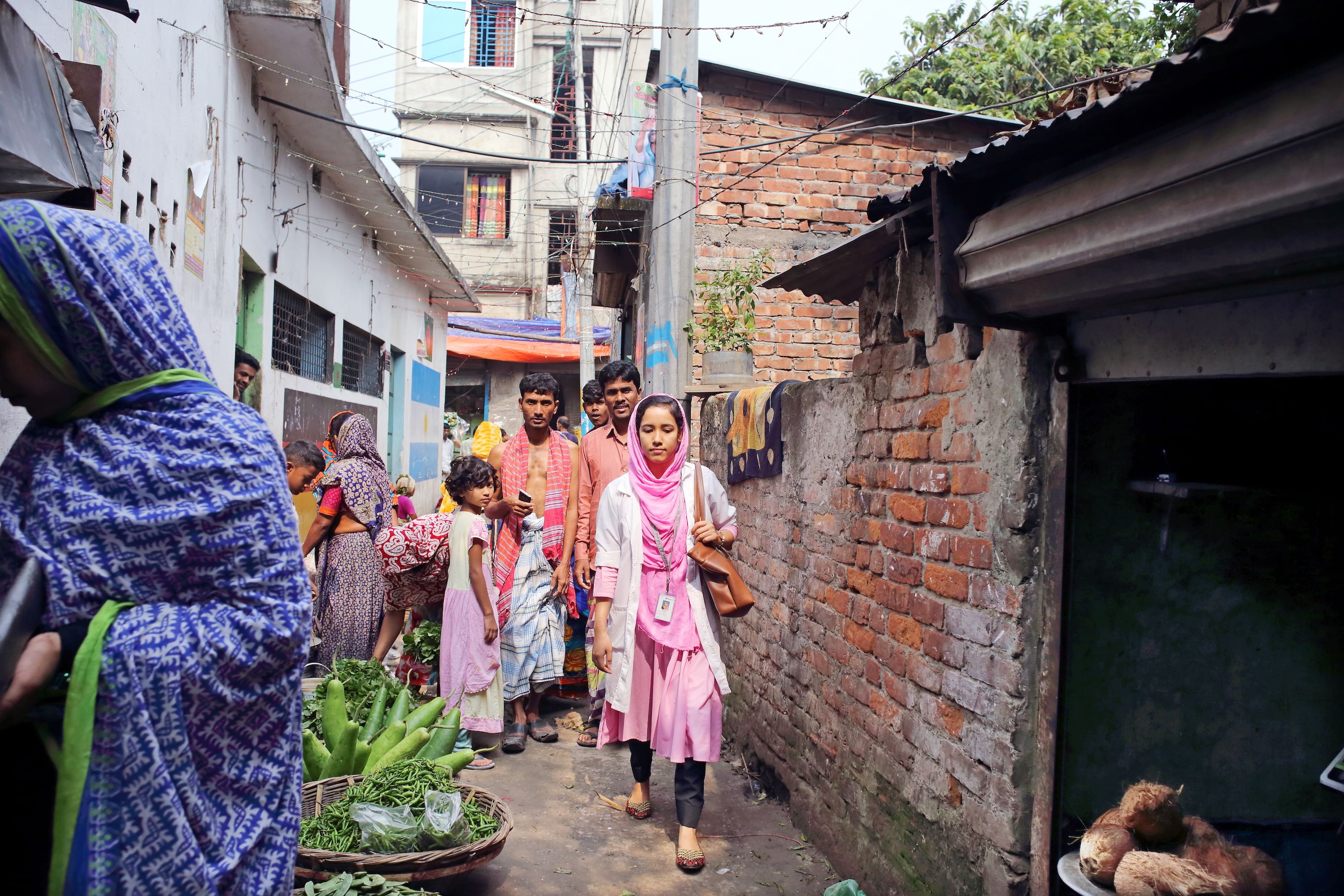 Afroja Akter auf dem Weg zur Arbeit. Ihre Ausbildung wurde unter anderem vom britischen Entwicklungsministerium finanziert. 