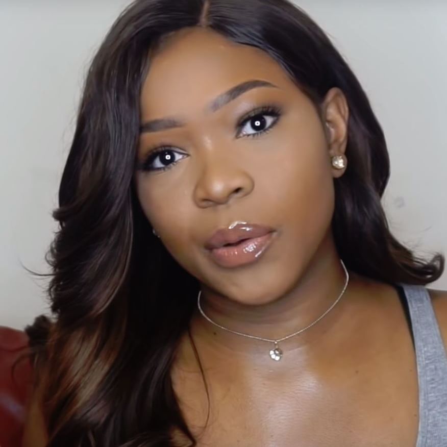 Renee Bull auf Youtube: "The truth about being a flight attendant - Why I quit"