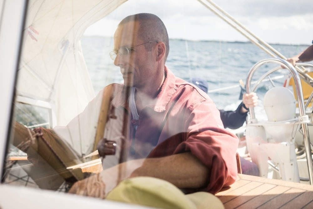 Ben Hadamowsky auf seinem Segelboot. Jeder kann mitfahren und jeder kann zahlen, was er für richtig hält.