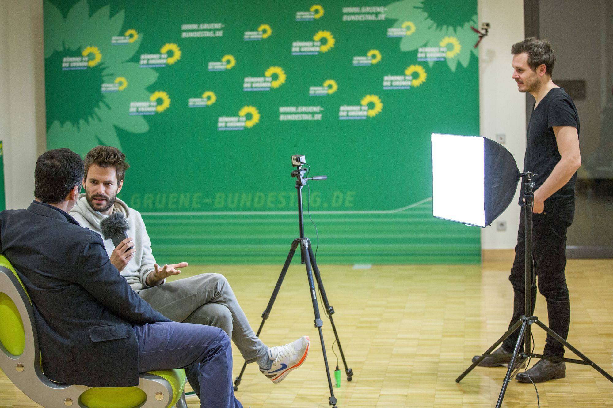 Producer Alex Theiler schaut Cem & Tilo zu.