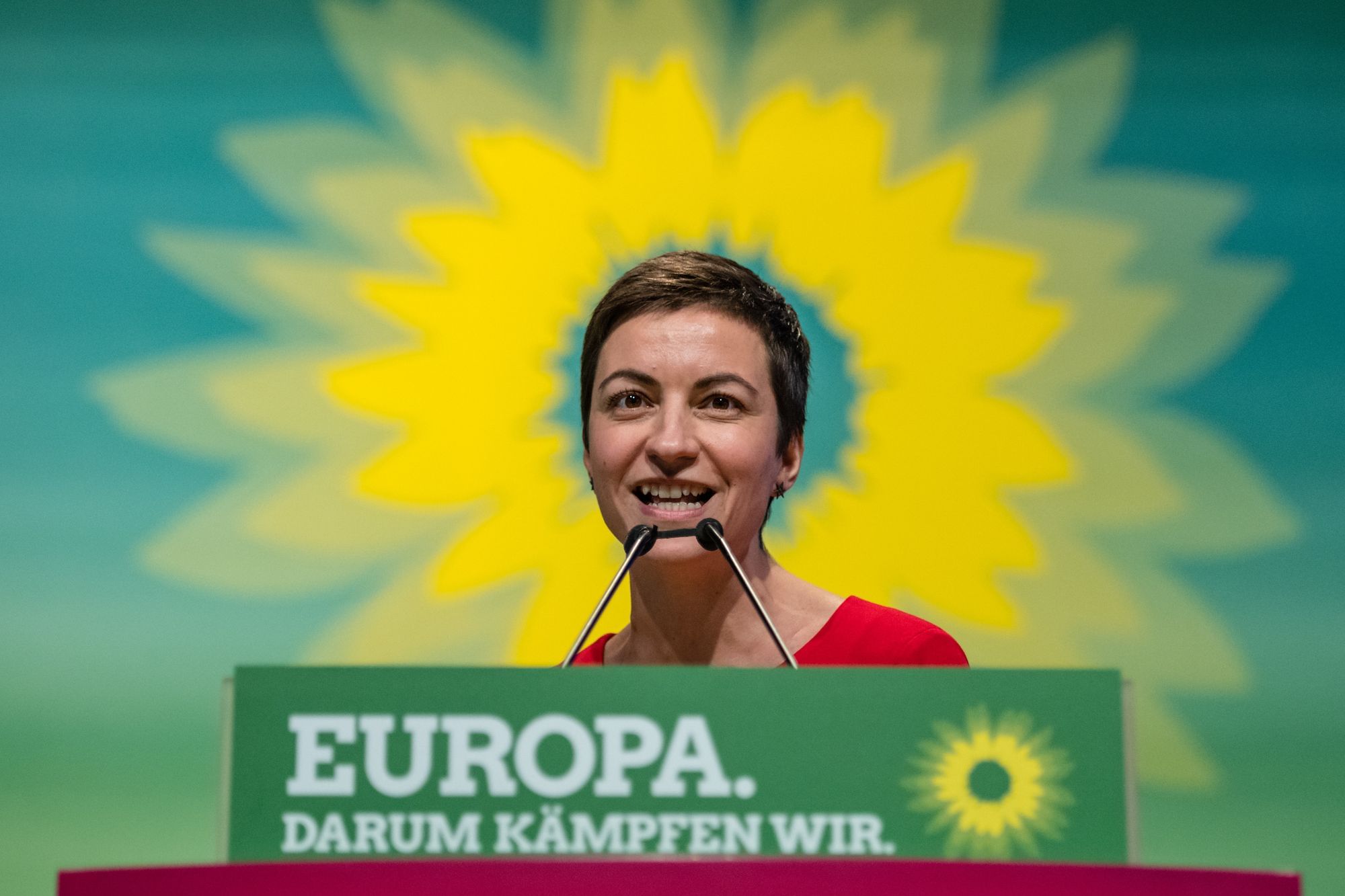 Eine Sonnenblume als Heiligenschein? Mit Sicherheit wussten die Pressefotografen genau, was sie taten, als sie die grüne Spitzenkandidatin Ska Keller beim Parteitag im vergangenen November so in Szene setzten. Aber was sollen wir Bürger vor der Europawahl tun? Eine Möglichkeit: wählen und das Beste hoffen.