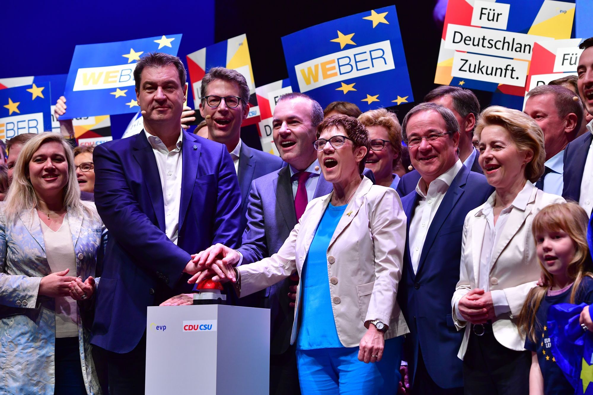 Deutschlands Spitzenpolitiker tun so, als stünde die wichtigste Europawahl seit Jahrzehnten ins Haus, führen aber den emotionslosesten Wahlkampf, den man sich vorstellen kann. Hier im Bild: Die Führungsriege der CDU bei einer Wahlkampfveranstaltung in Münster, im April.